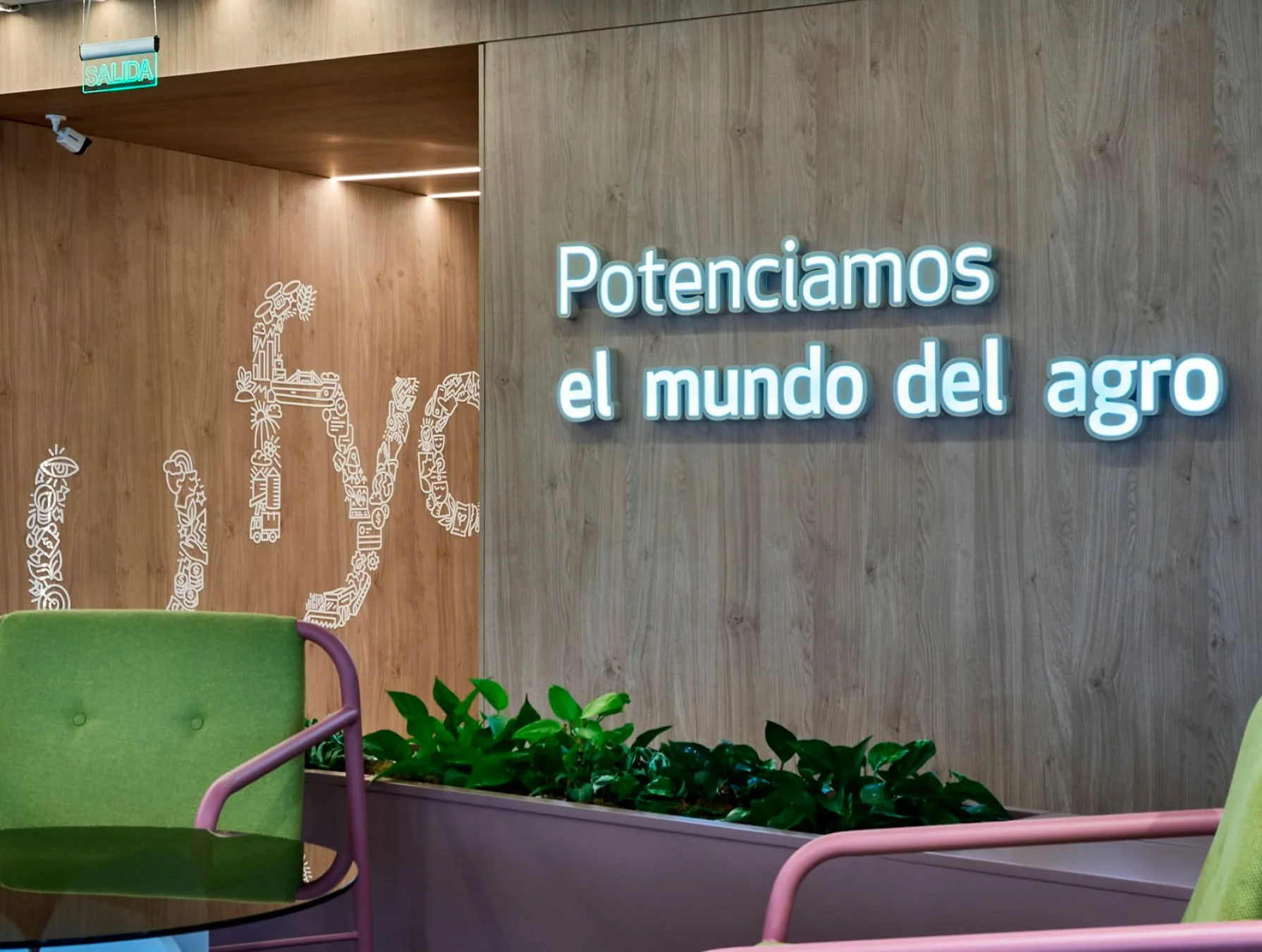 Letra cajón con iluminación LED, de chapa y frente acrílico.