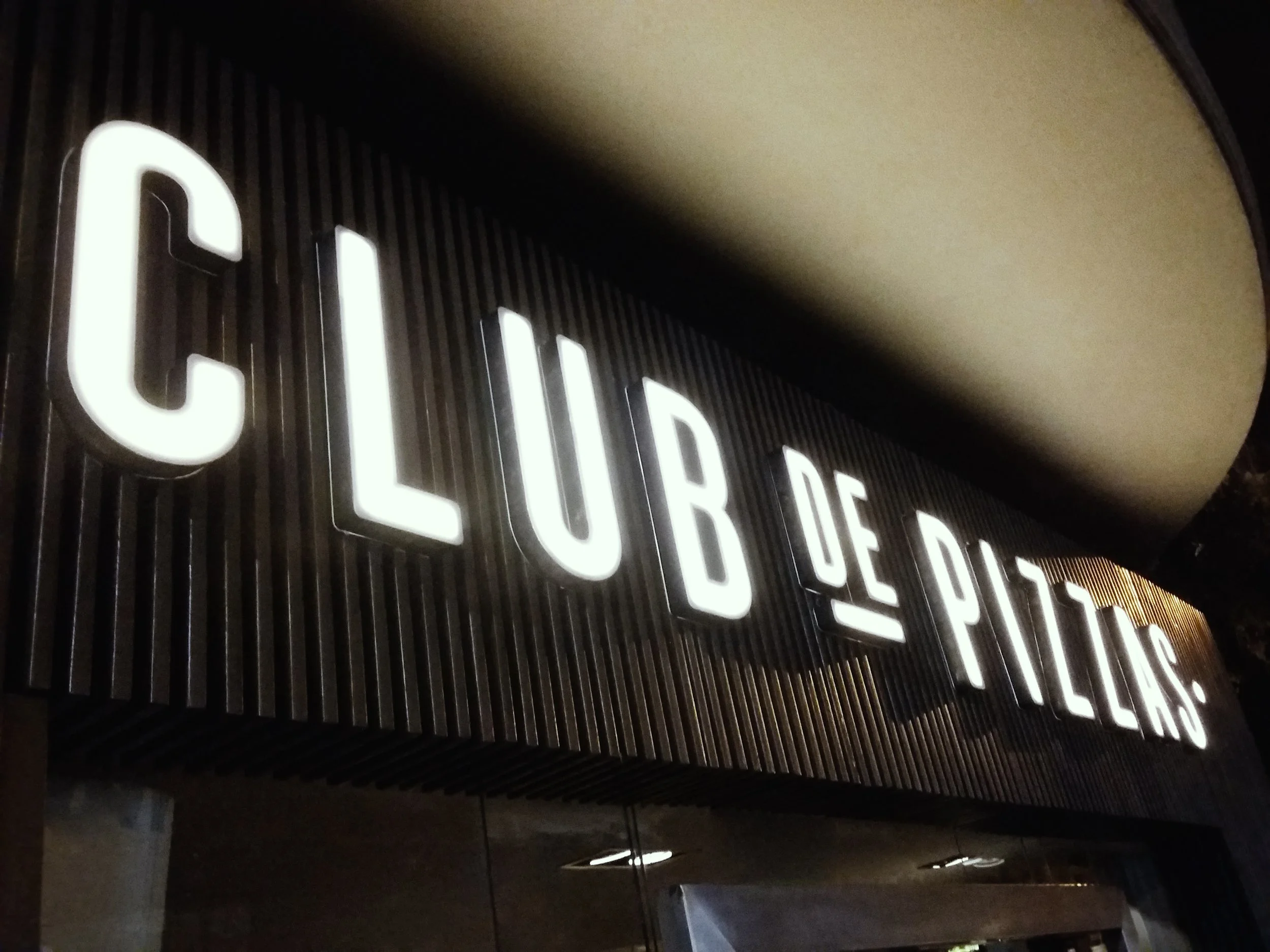 Letra cajón con iluminación LED, de chapa y frente acrílico.