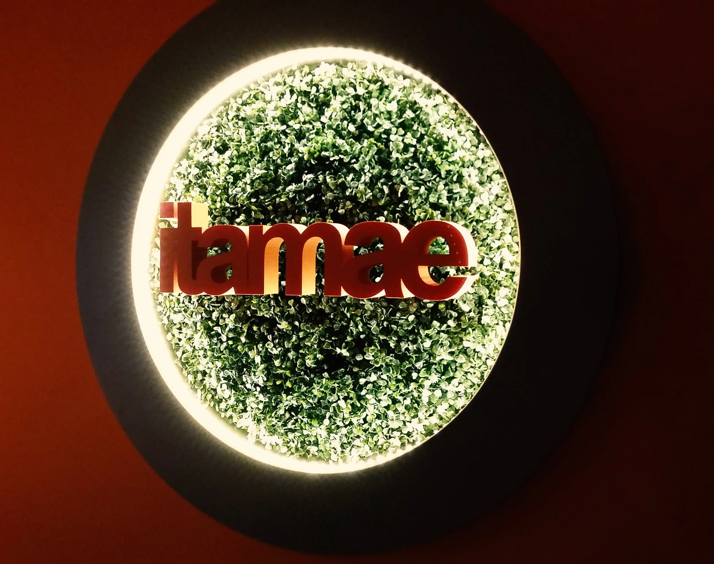 Chapa galvanizada pintada + luz por reflejo. ITAMAE SUSHI Rosario.