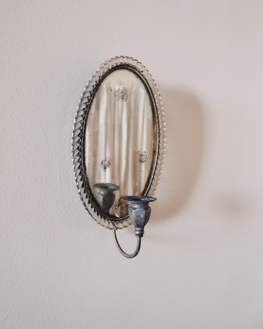 thegarage_mirrored_wall_sconces_glass_border_detail_4.png