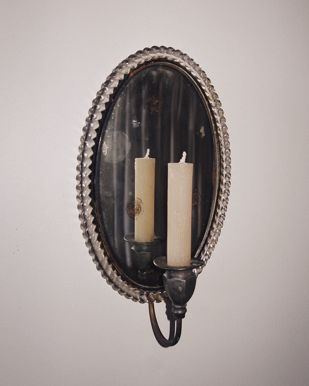 thegarage_mirrored_wall_sconces_glass_border_detail_6.png
