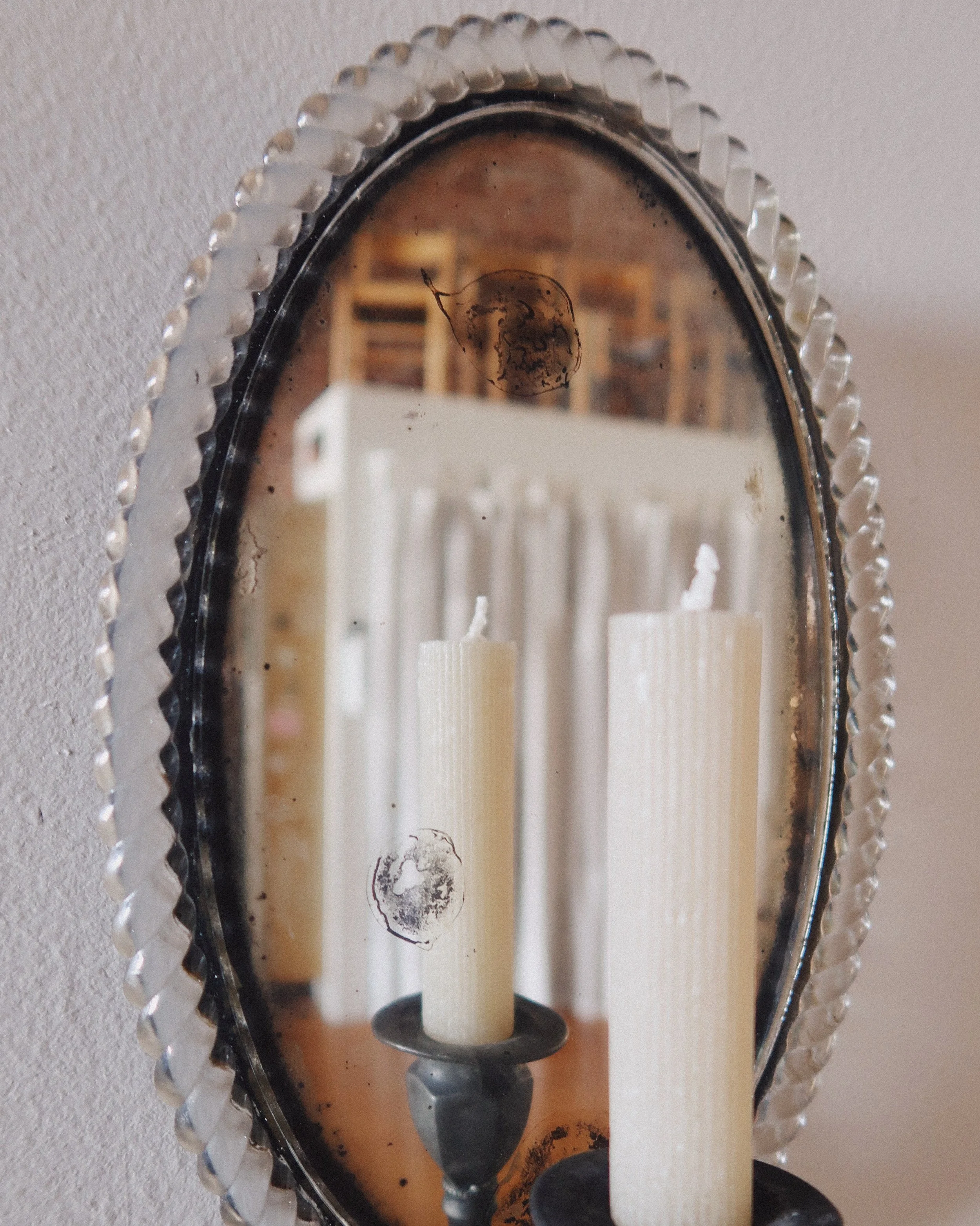 thegarage_mirrored_wall_sconces_glass_border_detail_14.jpeg