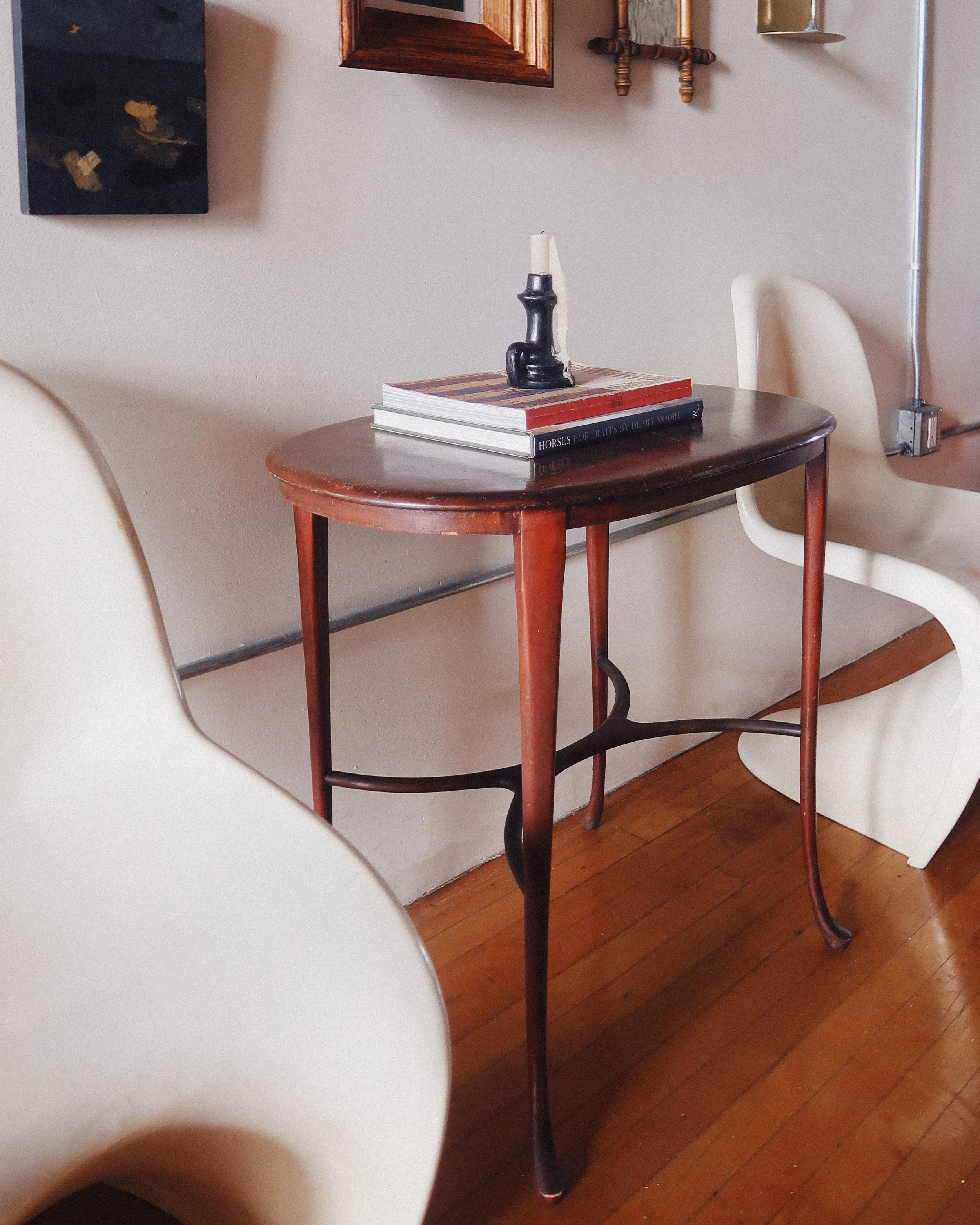 1930s Queen Anne-style oval mahogany side table with cabriole legs and X-stretcher base.