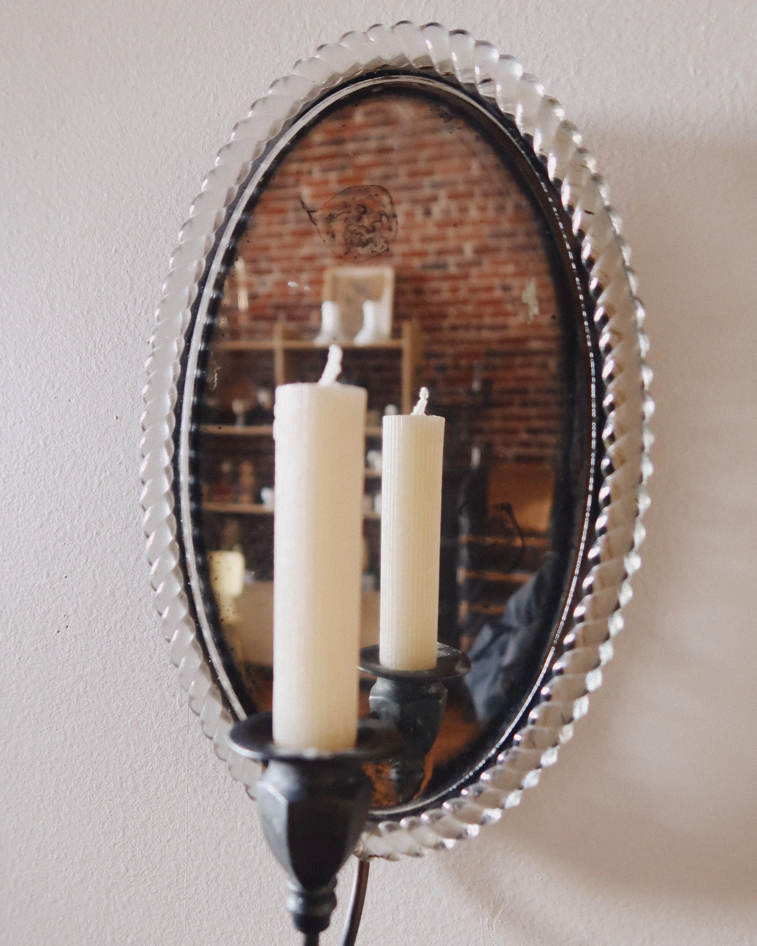 thegarage_mirrored_wall_sconces_glass_border_detail_12.jpeg
