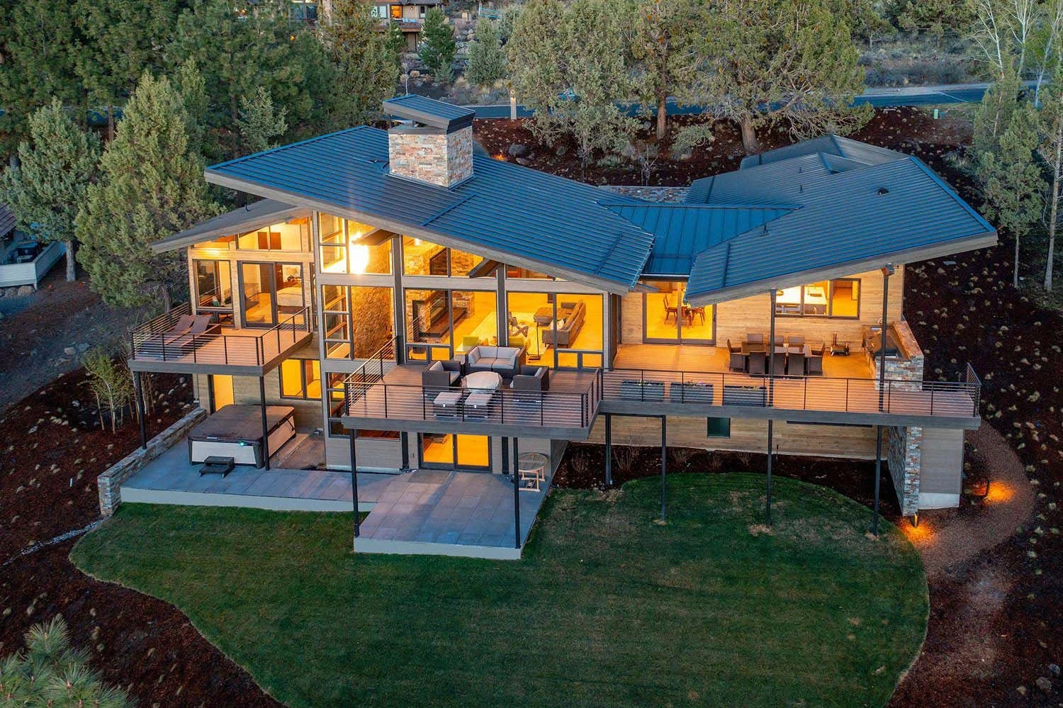 Pacwest Builders, a leading Bend, Oregon contractor and home builder, specializes in high-end residential and luxury custom homes. This Central Oregon masterpiece, a testament to our expertise in design/build and construction, is a showcase of our cu