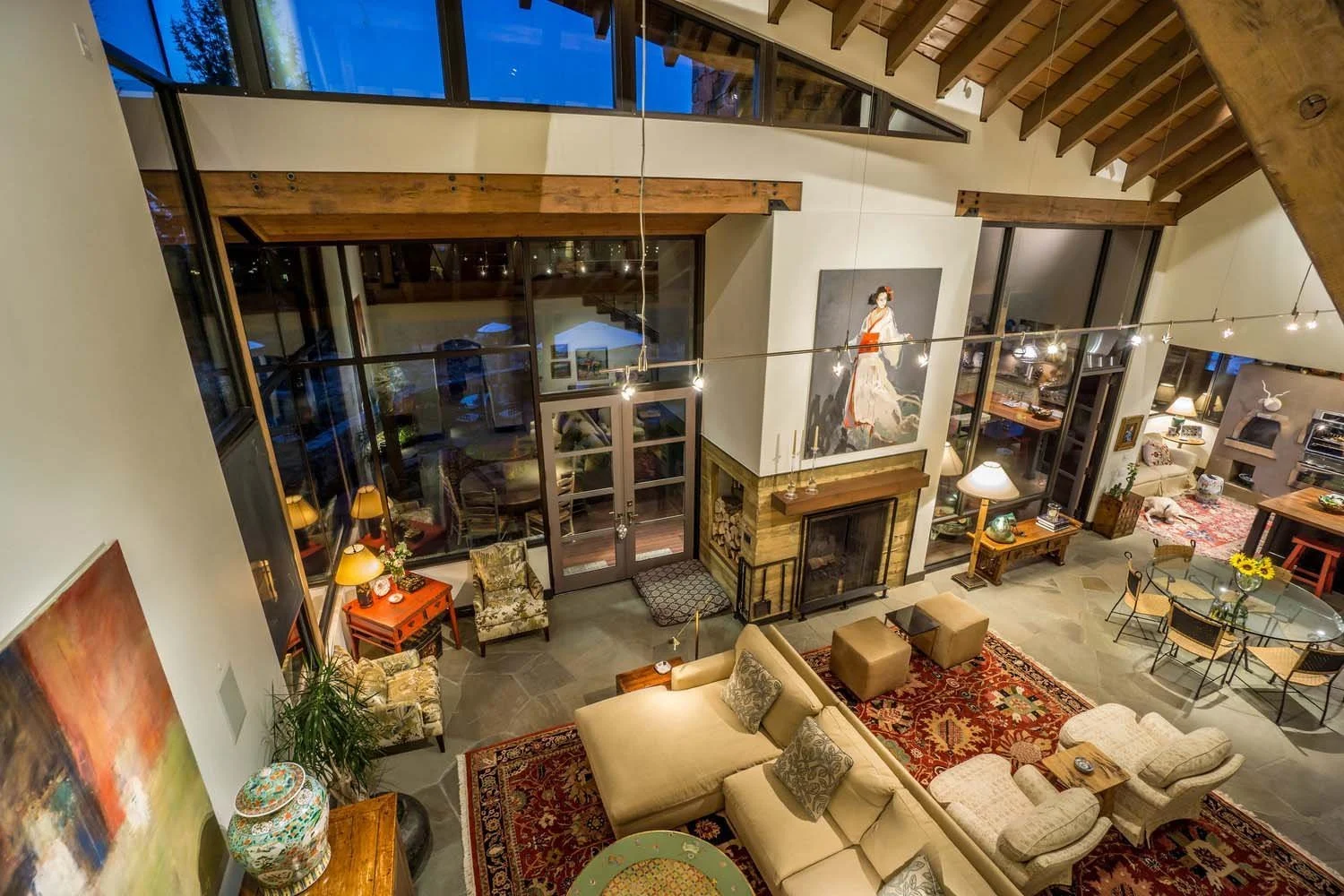 This spacious living room, a hallmark of luxury custom homes built by Pacwest Builders with Hayes Inc. design in North Rim, truly embodies the contemporary cabin feel. Soaring high vaulted ceilings and expansive large windows flood the space with nat