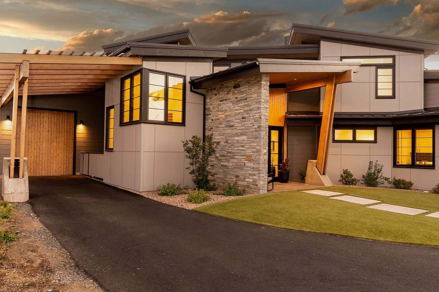 As experienced builders of luxury custom homes in Central Oregon, Pacwest Builders masterfully designed this unique residence at Tetherow - Hardin Martin Court. The home, designed by Blair Davis, highlights its striking architecture, including a beau