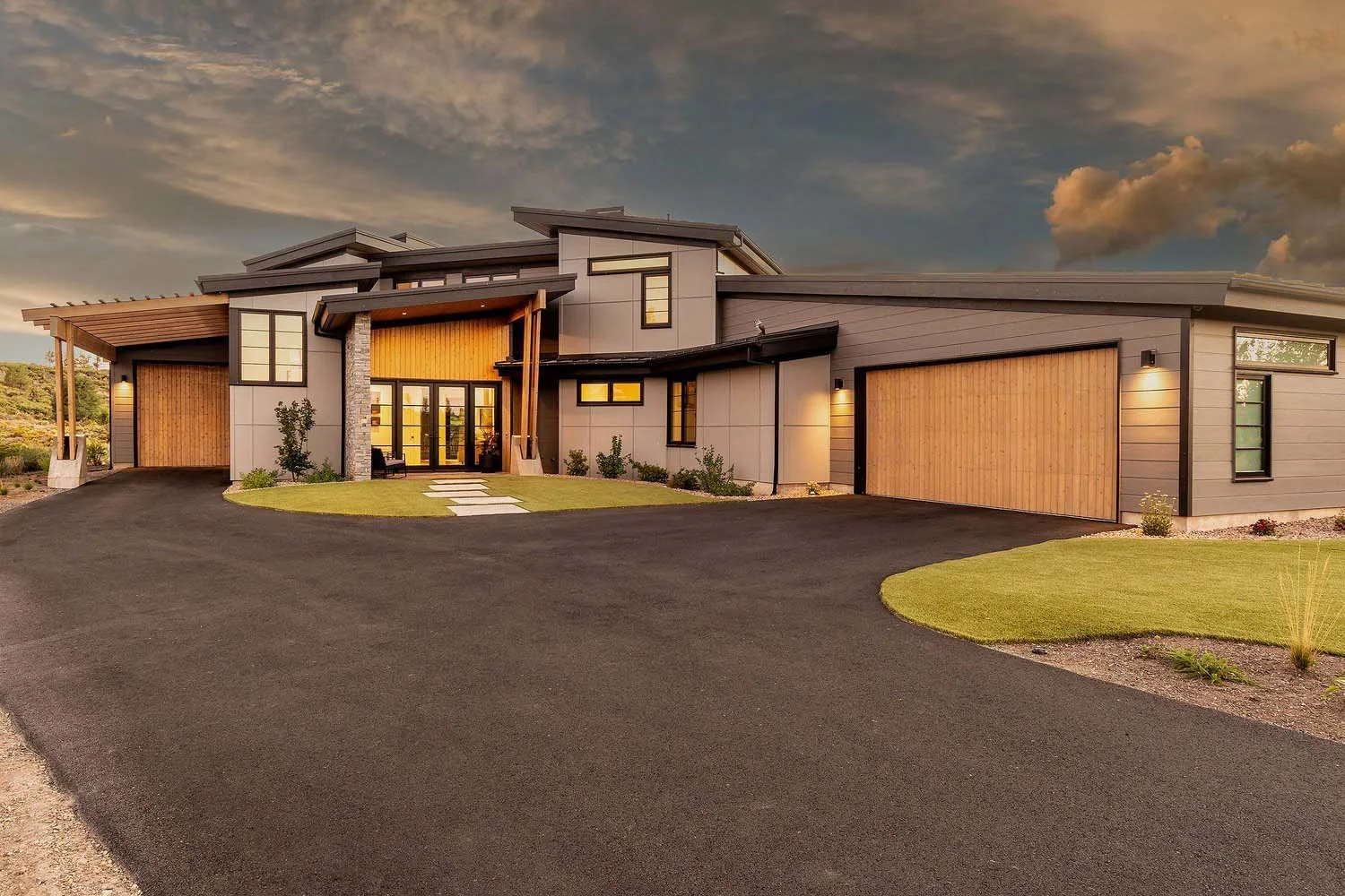 As experienced builders of luxury custom homes in Central Oregon, Pacwest Builders masterfully designed this unique residence at Tetherow - Hardin Martin Court. The home, designed by Blair Davis, highlights its striking contemporary architectural des
