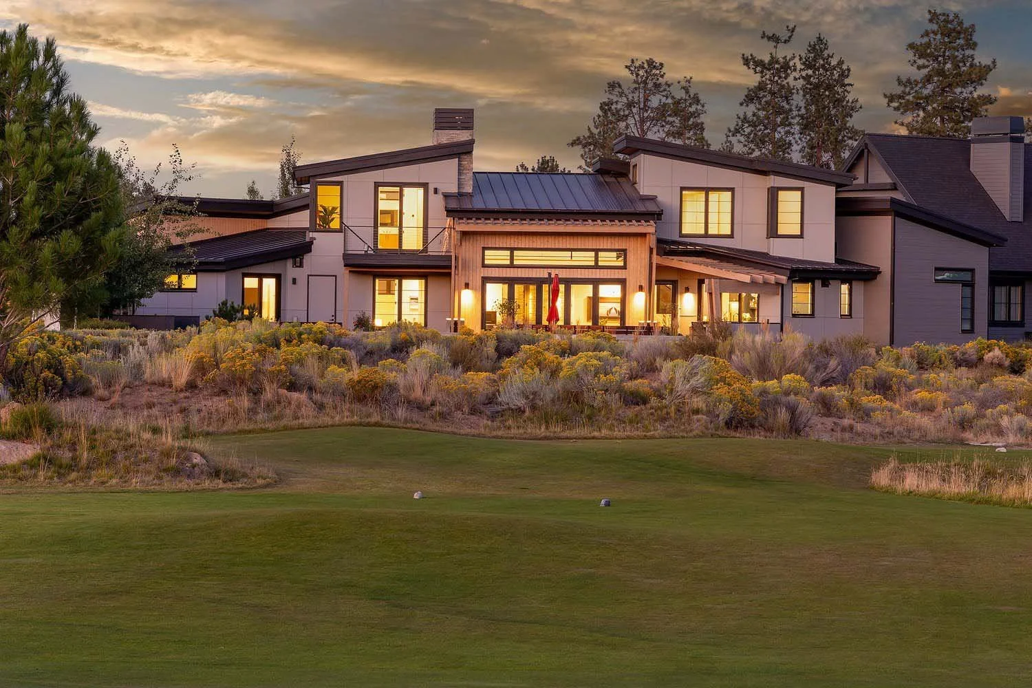 As experienced builders of luxury custom homes in Central Oregon, Pacwest Builders masterfully designed this unique residence at Tetherow - Hardin Martin Court. The home, designed by Blair Davis, highlights its prime location on the golf course with
