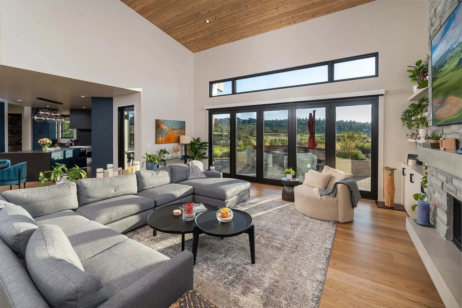 As experienced builders of luxury custom homes in Central Oregon, Pacwest Builders masterfully designed this unique living space at Tetherow - Hardin Martin Court. The home, designed by Blair Davis, highlights its striking architecture, including a b