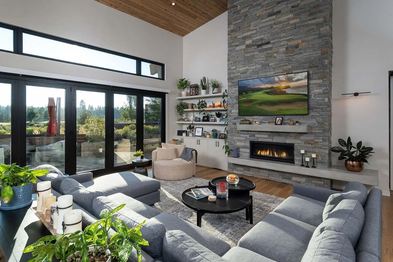 As experienced builders of luxury custom homes in Central Oregon, Pacwest Builders masterfully designed this unique living space at Tetherow - Hardin Martin Court. The home, designed by Blair Davis, highlights its striking architecture, including a b