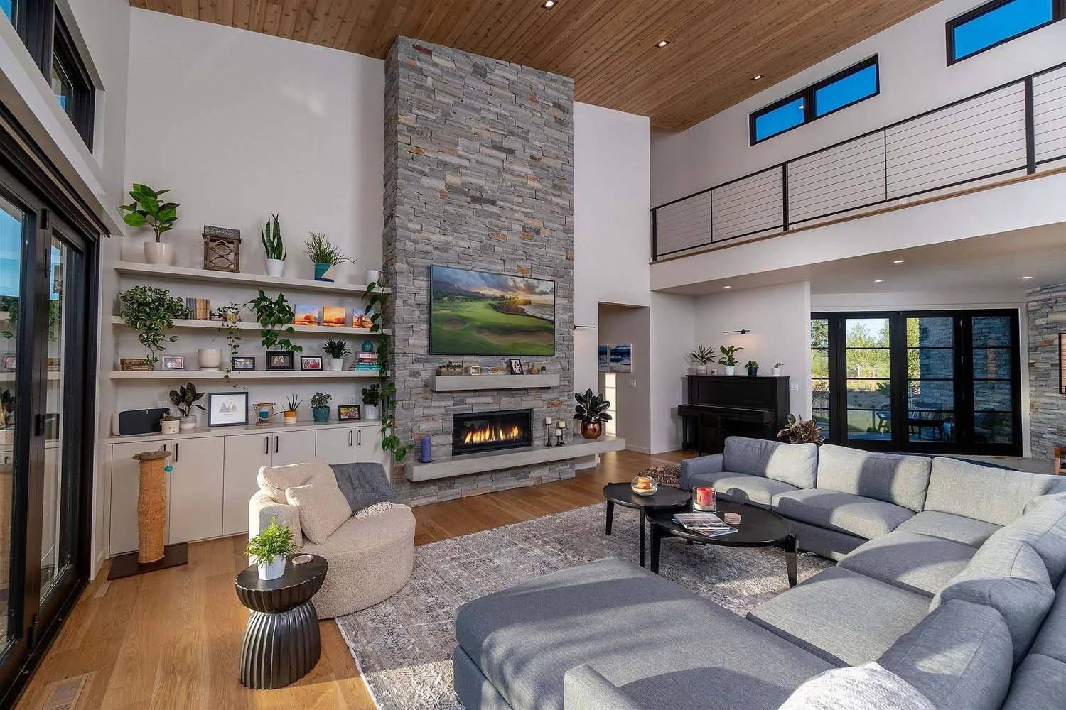 As experienced builders of luxury custom homes in Central Oregon, Pacwest Builders masterfully designed this unique living space at Tetherow - Hardin Martin Court. The home, designed by Blair Davis, highlights its striking architecture, including a b