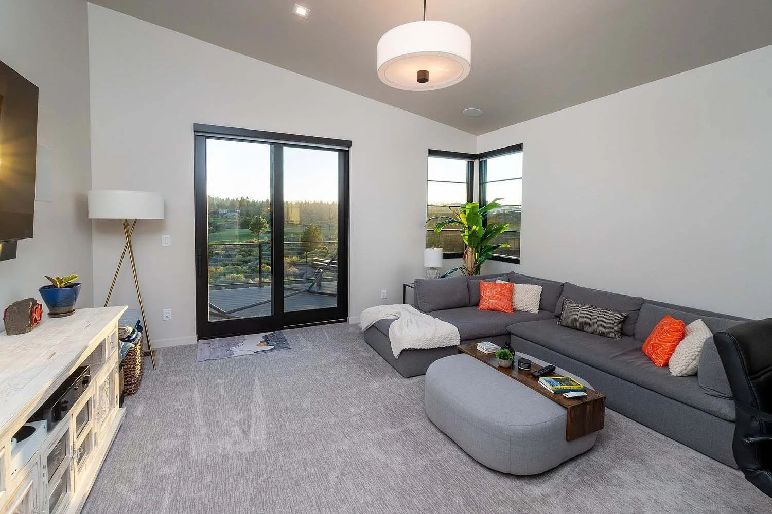As experienced builders of luxury custom homes in Central Oregon, Pacwest Builders masterfully designed this unique living space at Tetherow - Hardin Martin Court. The home, designed by Blair Davis, highlights its striking architecture, including a b
