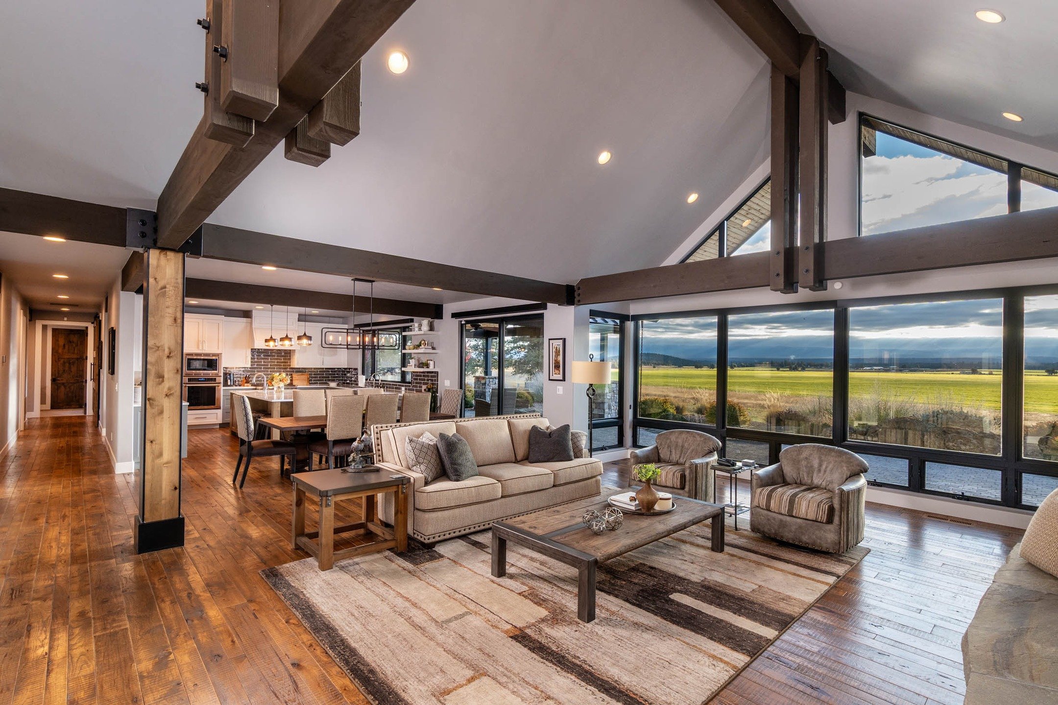 Cozy farmhouse open concept with spectacular views! #mountainviews #dreamhomes #interiordesign #architecturephotography #centraloregon
