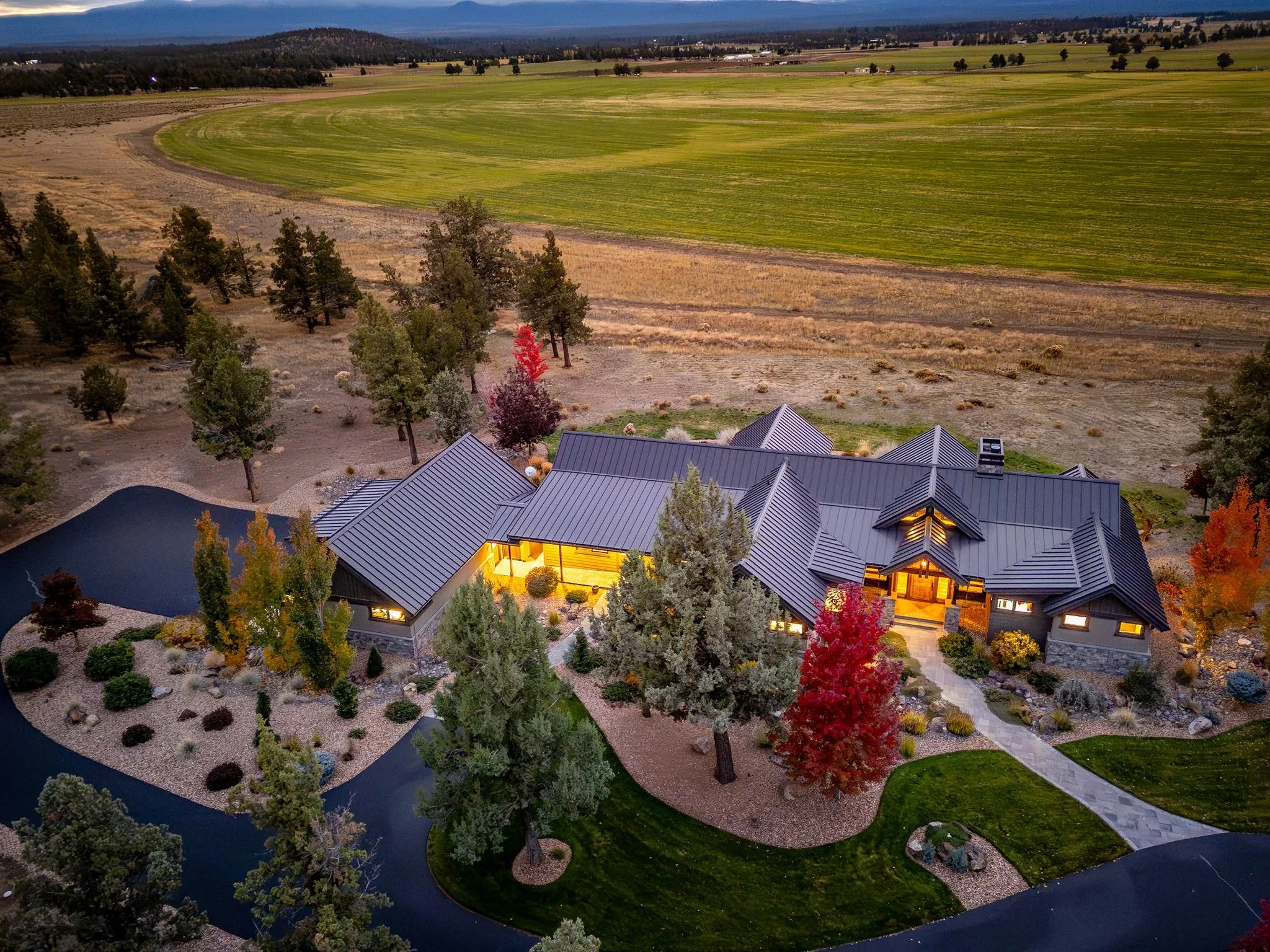Backing up to a neighbors green pasture, this home delivers the feel of vast acreage and unobstructed Cascade views from Mt. Bachelor to Mt. Jefferson with zero maintenance or irrigation responsibility!

#customhomes #cascademountains #mtbachelor #ce