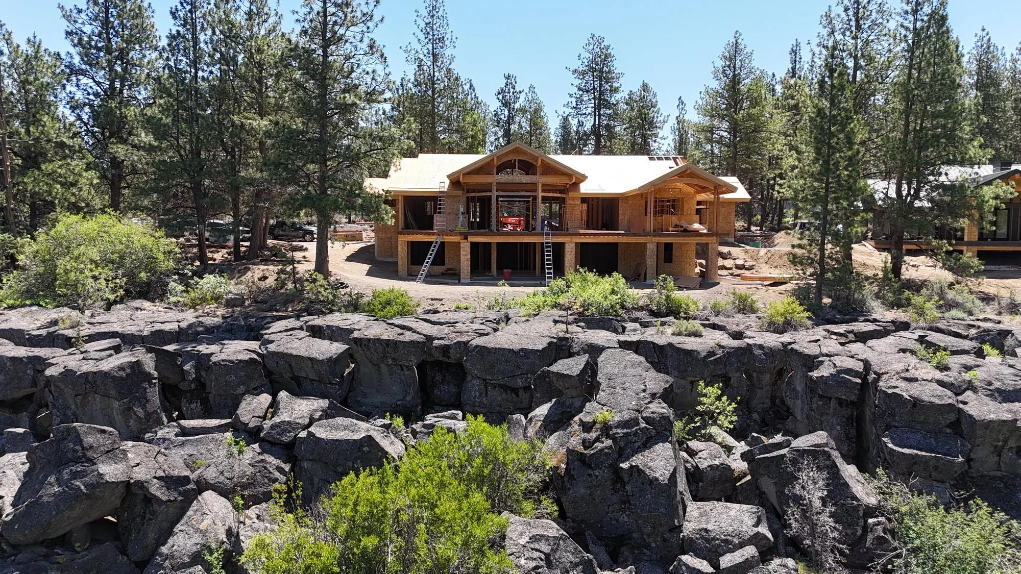 I never would have guessed that one could still find acreage right on the Deschutes River within the Bend city limits, but out client managed to do just that. The site sits above a massive basalt field separating the build site from a particularly pi
