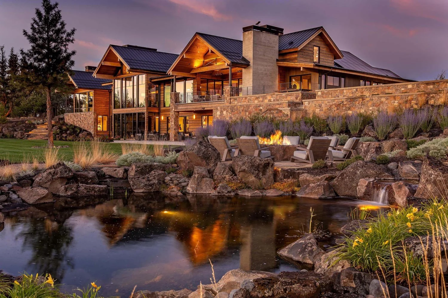 As experienced builders of luxury custom homes in Central Oregon, Pacwest Builders presents the main residence at Pacific Cascade Heights, with architectural design by Spencer Williams. This stunning modern house features expansive large windows, a s