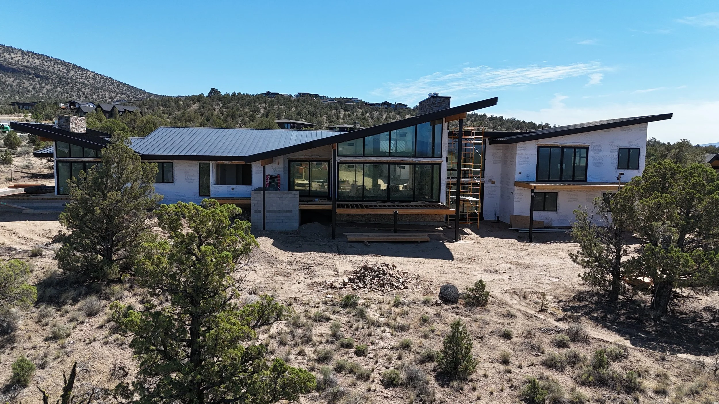 A masterclass in mountain modern architecture at Brasada Ranch. Designed by Spencer Williams and brought to life by Pacwest Builders, this custom Central Oregon home features dramatic floor-to-ceiling glass that effortlessly meets low-slope tongue-an