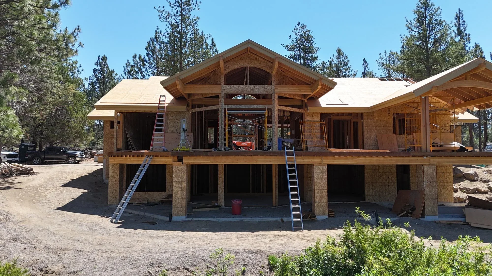 I never would have guessed that one could still find acreage right on the Deschutes River within the Bend city limits, but out client managed to do just that. The site sits above a massive basalt field separating the build site from a particularly pi