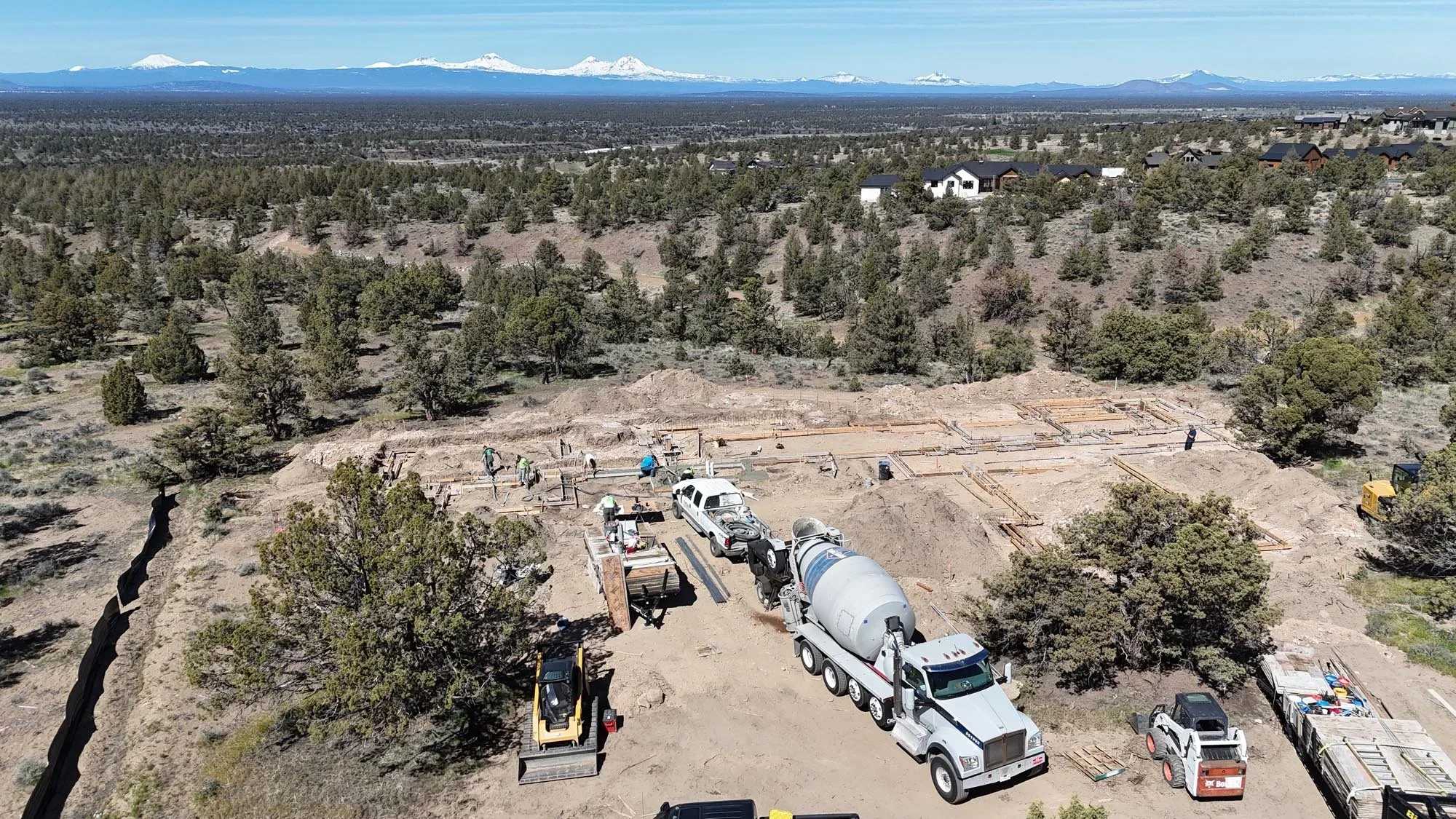As mountain modern designs gain popularity in Central Oregon, many established communities that previously prohibited these designs are evolving. Brasada Ranch is one such community, and with the development of Eastside Highlands, now allows mountain