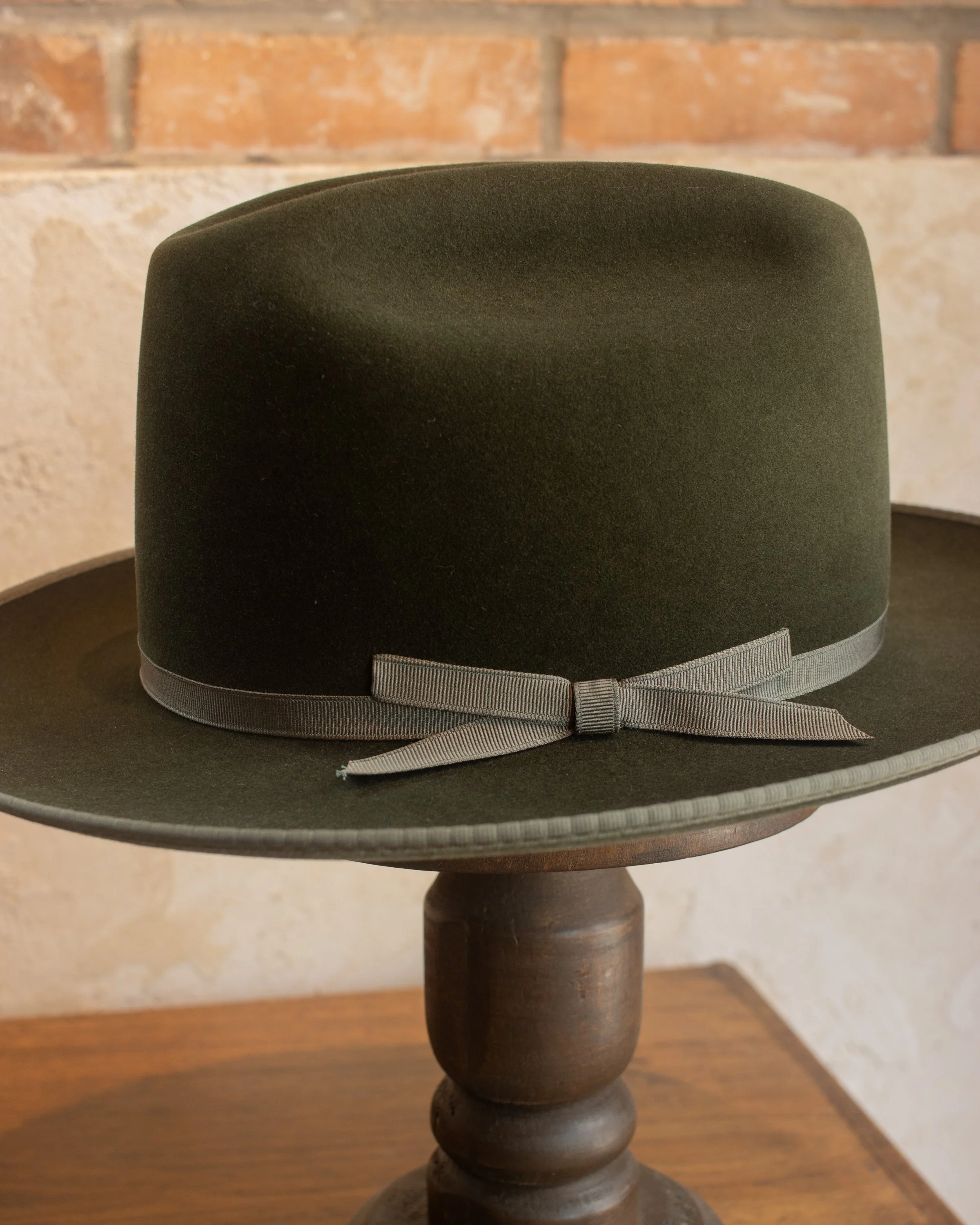 Open Road custom handmade hat made in local Dallas Texas hat shop, Rhode and Sons. A commissioned hat with a hand-sewn grosgrain ribbon bow and binding. Get a custom hat with Rhode and Sons, the best hat store in Dallas, Texas.