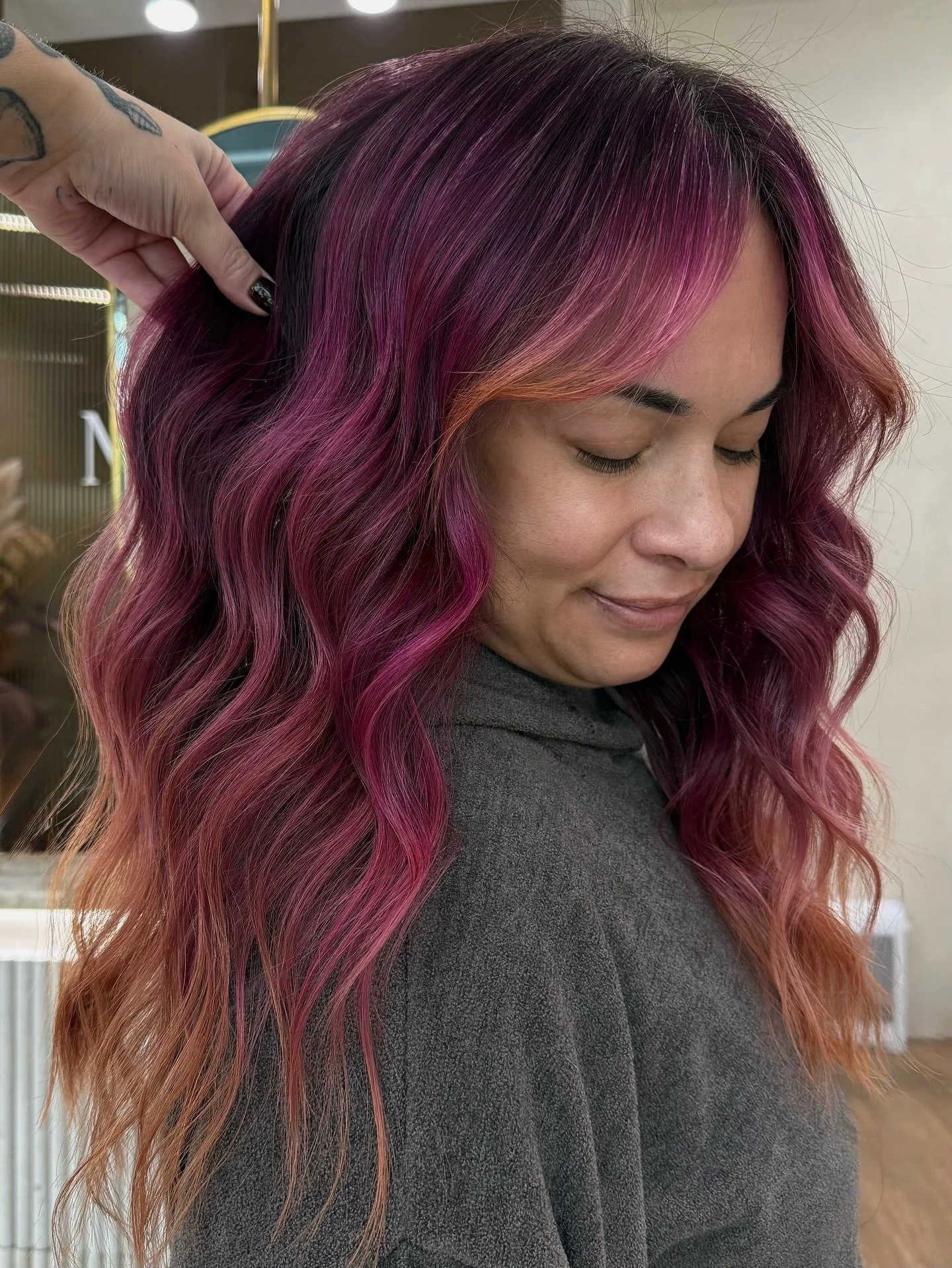👏GRAY BLENDING DOES NOT HAVE TO BE BORING👏
•
This is one of my all time favorite clients to work on. Kass hates the grays but doesn’t want to be in my chair every 4 weeks for base touch ups & “natural” looking hair color