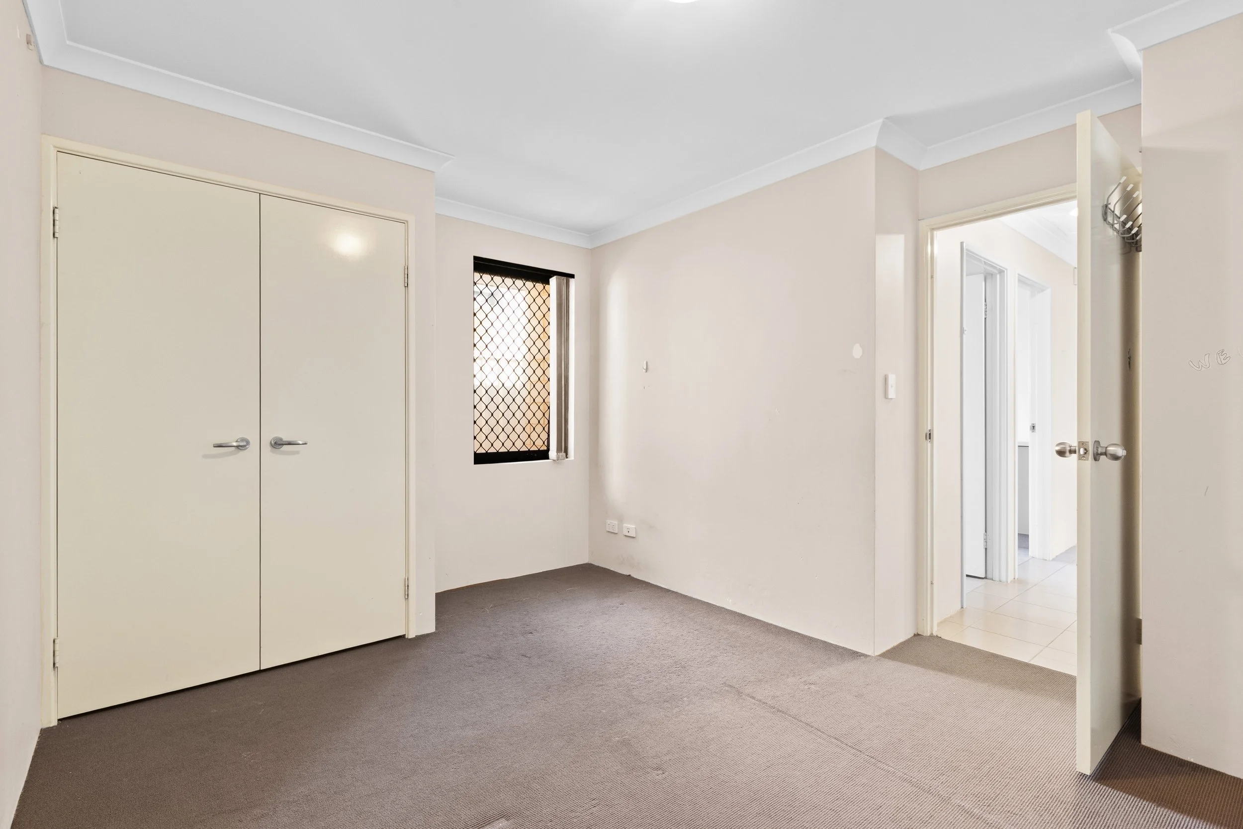 18- 19_26 Churchill HiR.jpg