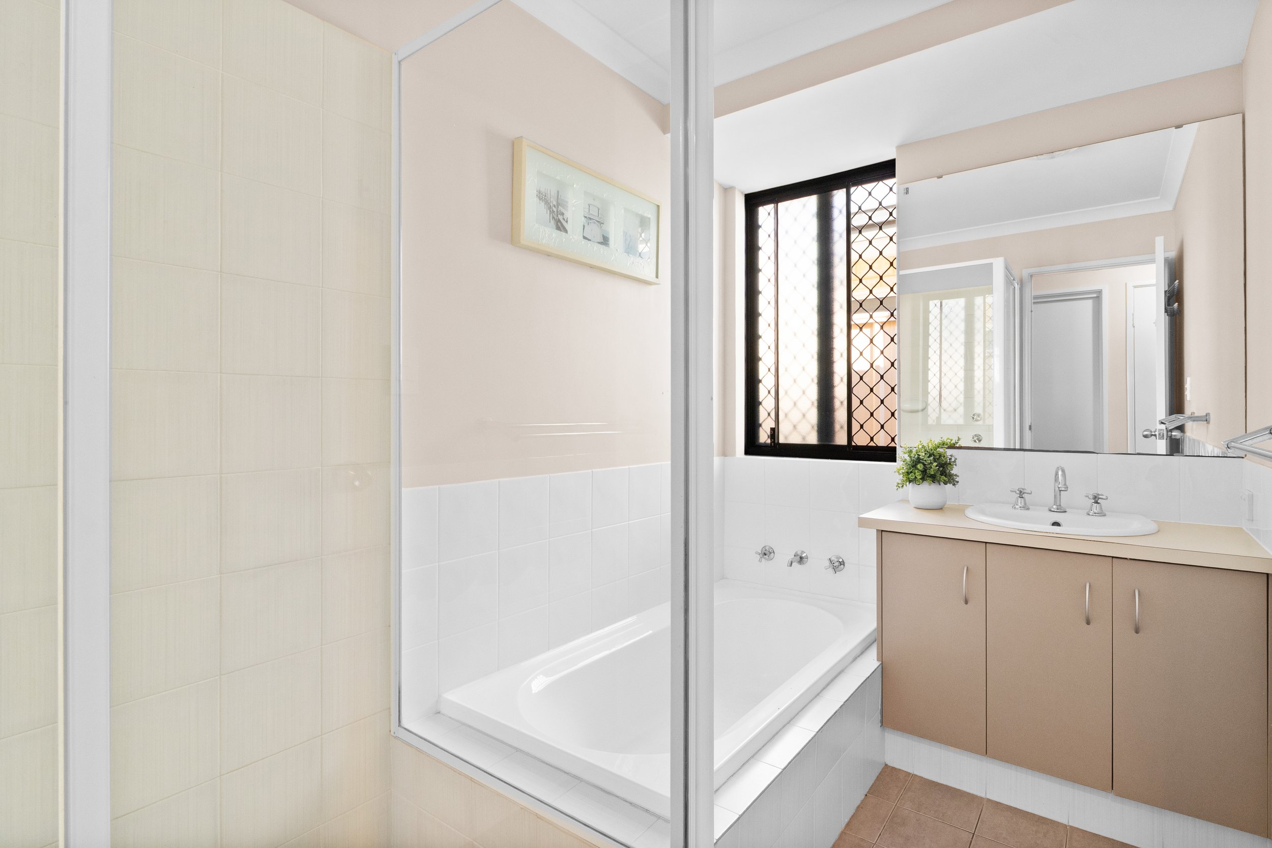 15- 19_26 Churchill HiR.jpg