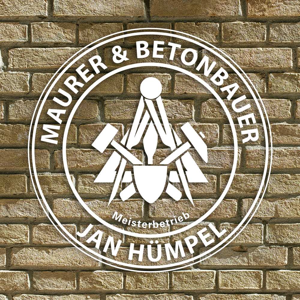 Logo eines Maurer- und Betonbauerbetriebs auf einer Backsteinwand, mit Werkzeugen wie Hammer und Schaufel, und Text "Maurer & Betonbauer Jan Hümper" und "Meisterbetrieb".