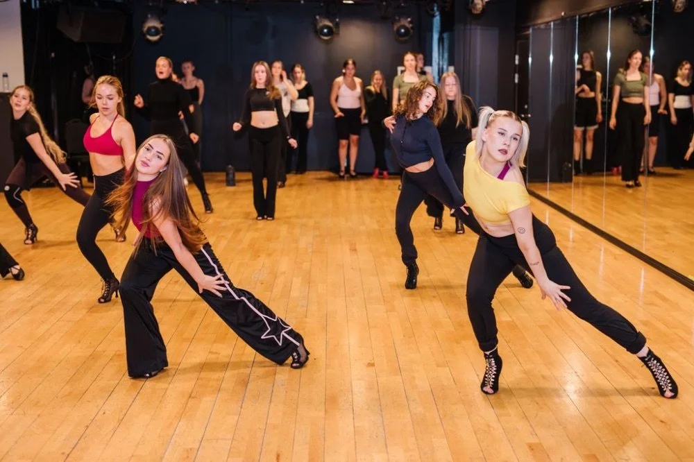 Heels og Feminin Commercial på Bårdar