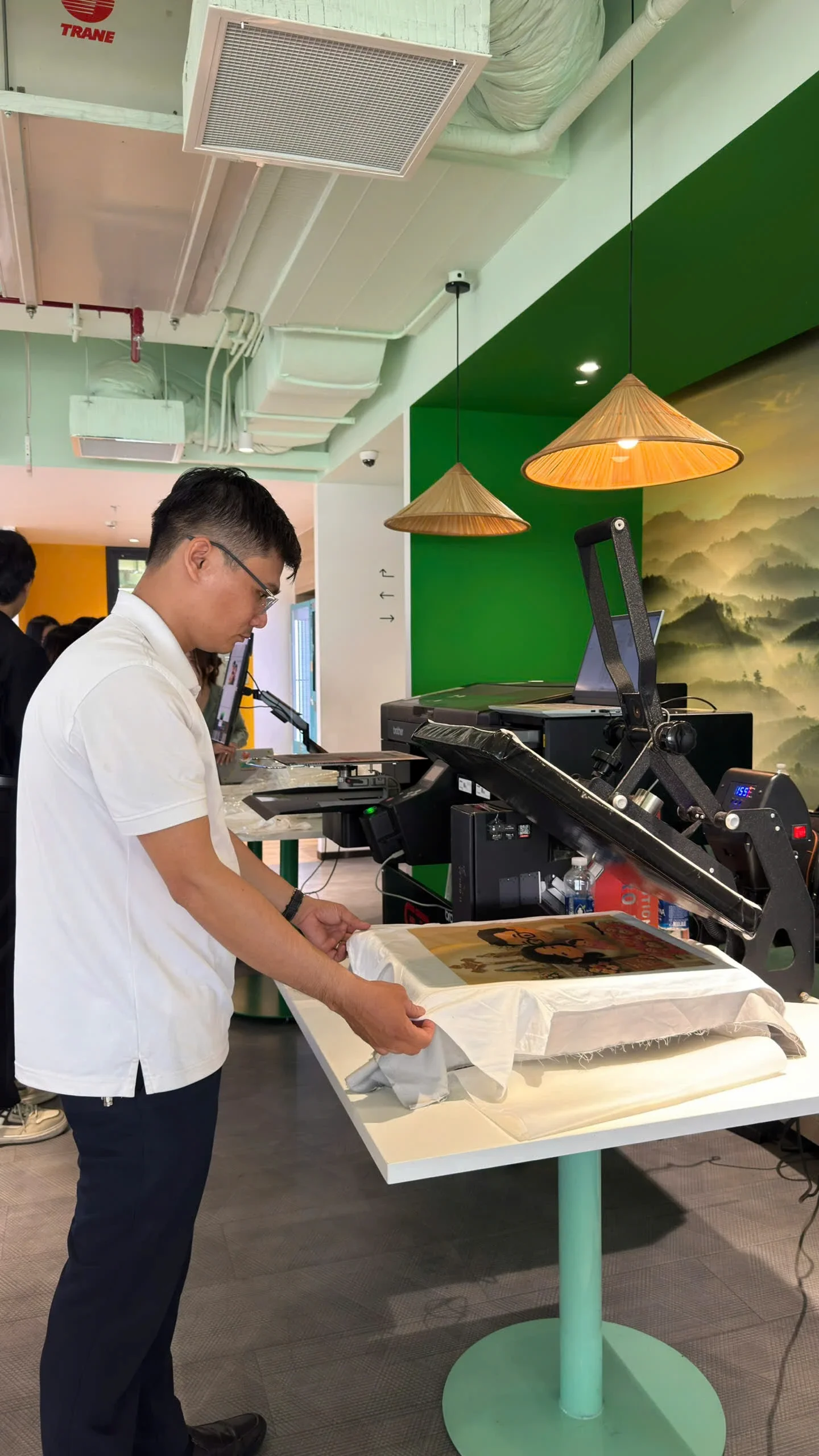 Áo thun quà tặng in trực tiếp tại sự kiện Grab bởi Bros United