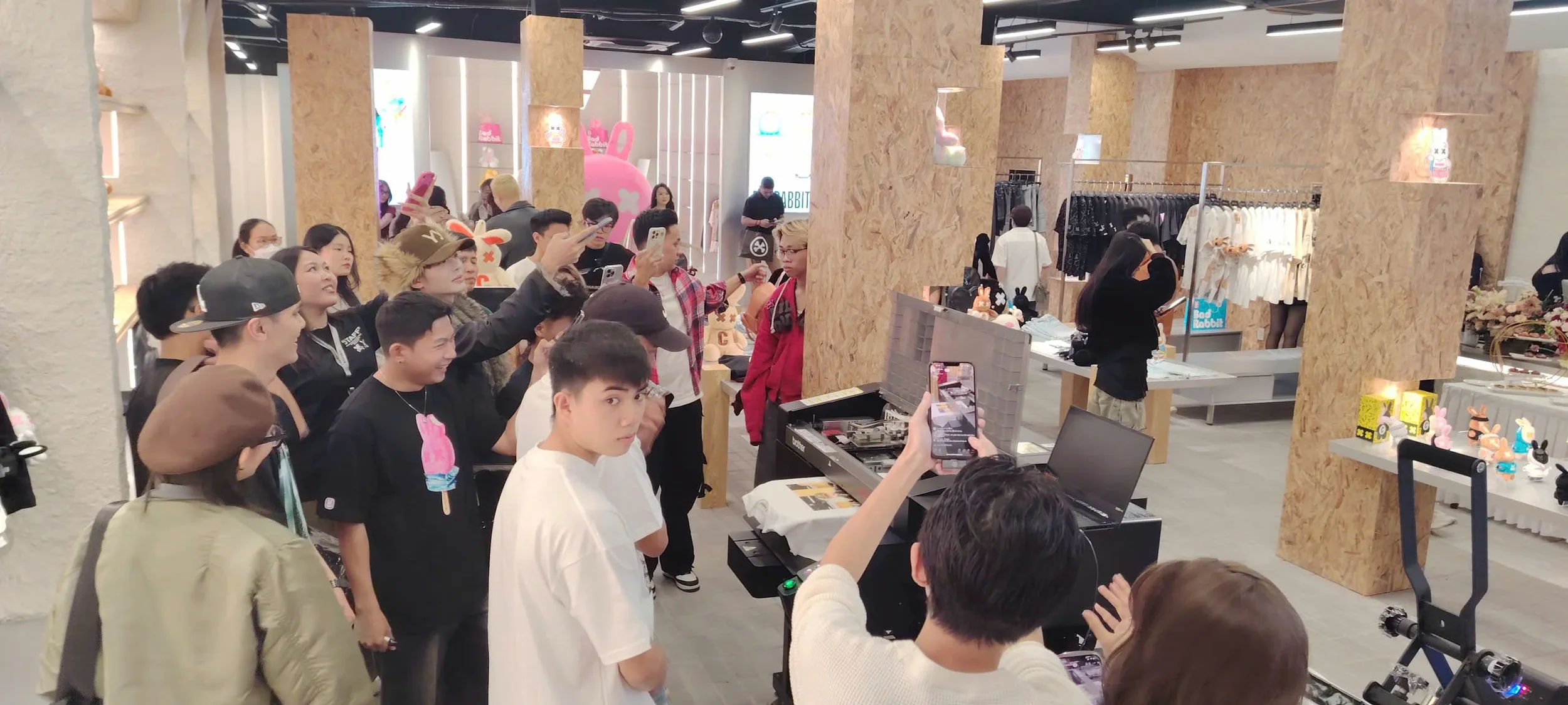 In áo trực tiếp cá nhân hóa tại cửa hàng Bad Rabbit bởi Bros United