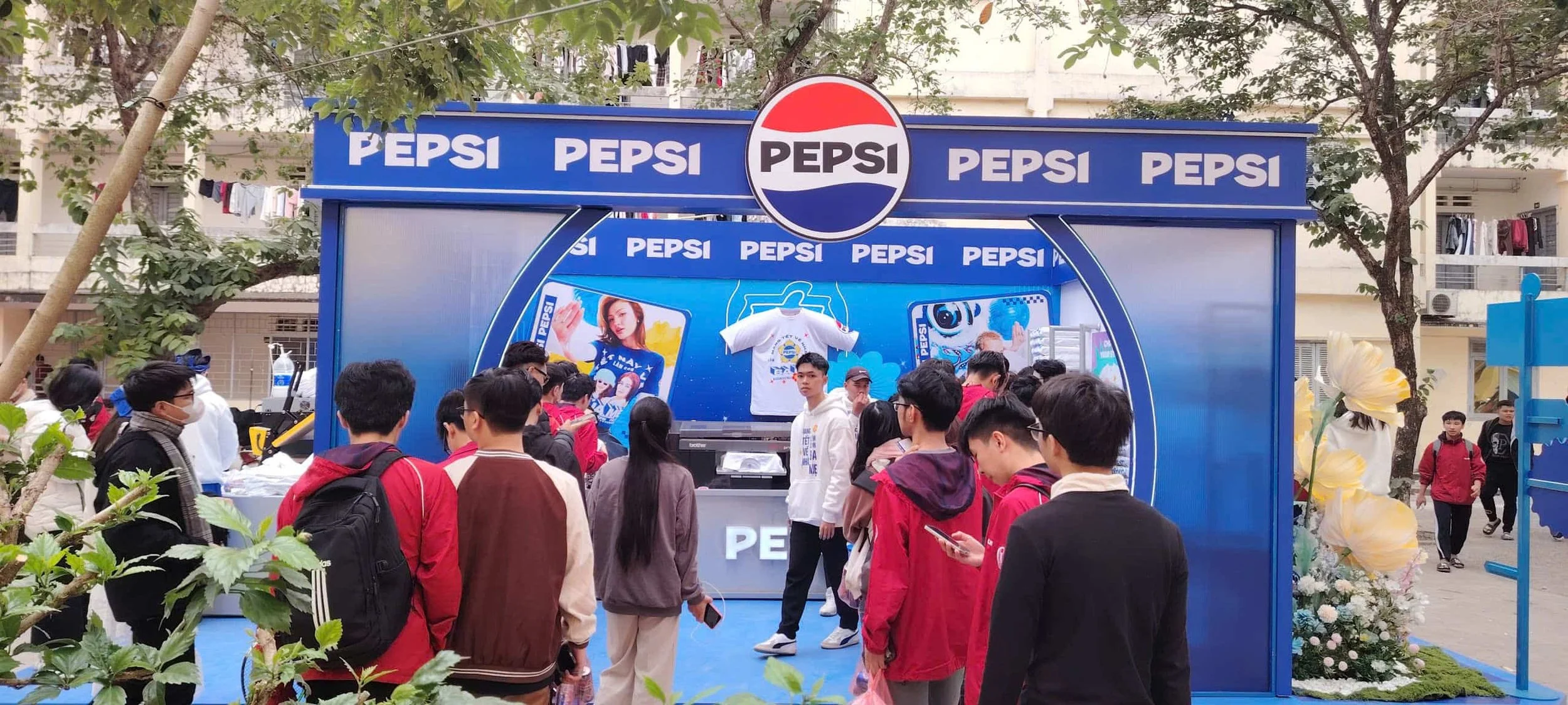 Trạm in áo thun trực tiếp tại sự kiện Pepsi Mang Tết Về Nhà - Trường Đại Học Ngoại Thương Hà Nội, bởi Bros United
