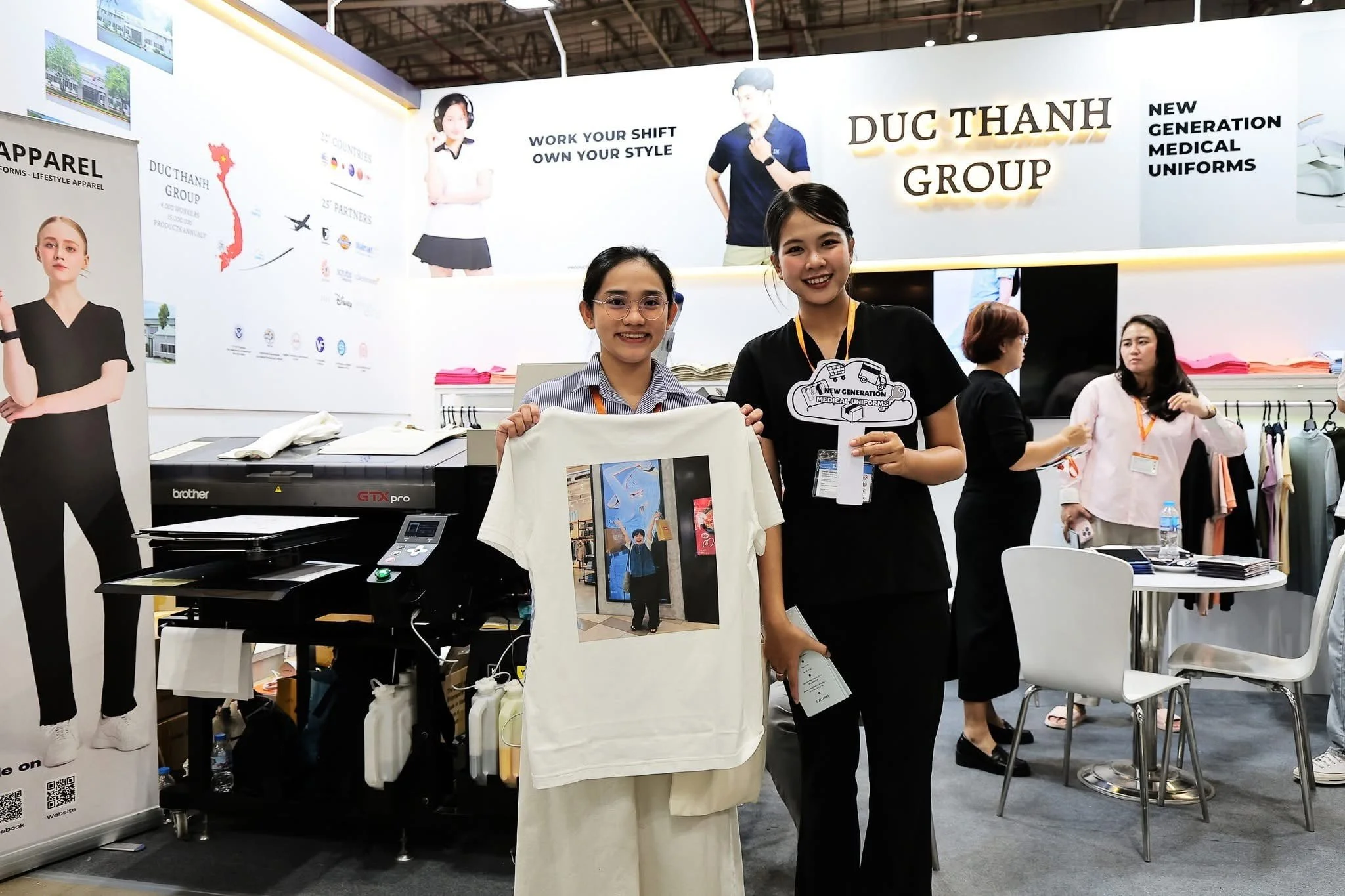 Tạm Biệt Hàng Dài Chờ Đợi: Cách BLab Biến Booth In Áo Sự Kiện Thành "Thỏi Nam Châm" Tương Tác