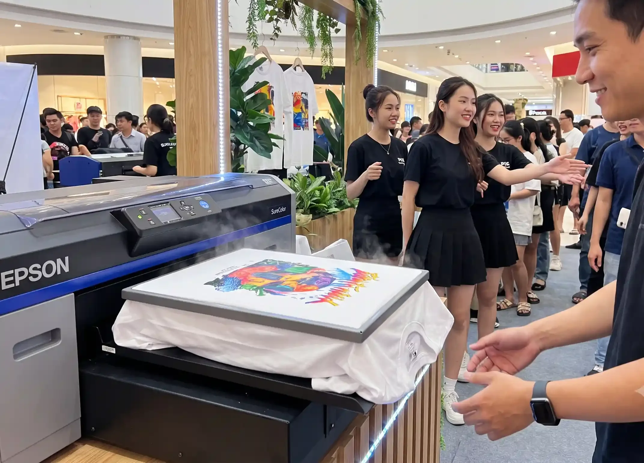 Tốc độ in DTG tại chỗ siêu tốc giúp giải quyết triệt để tình trạng nghẽn booth activation thực tế