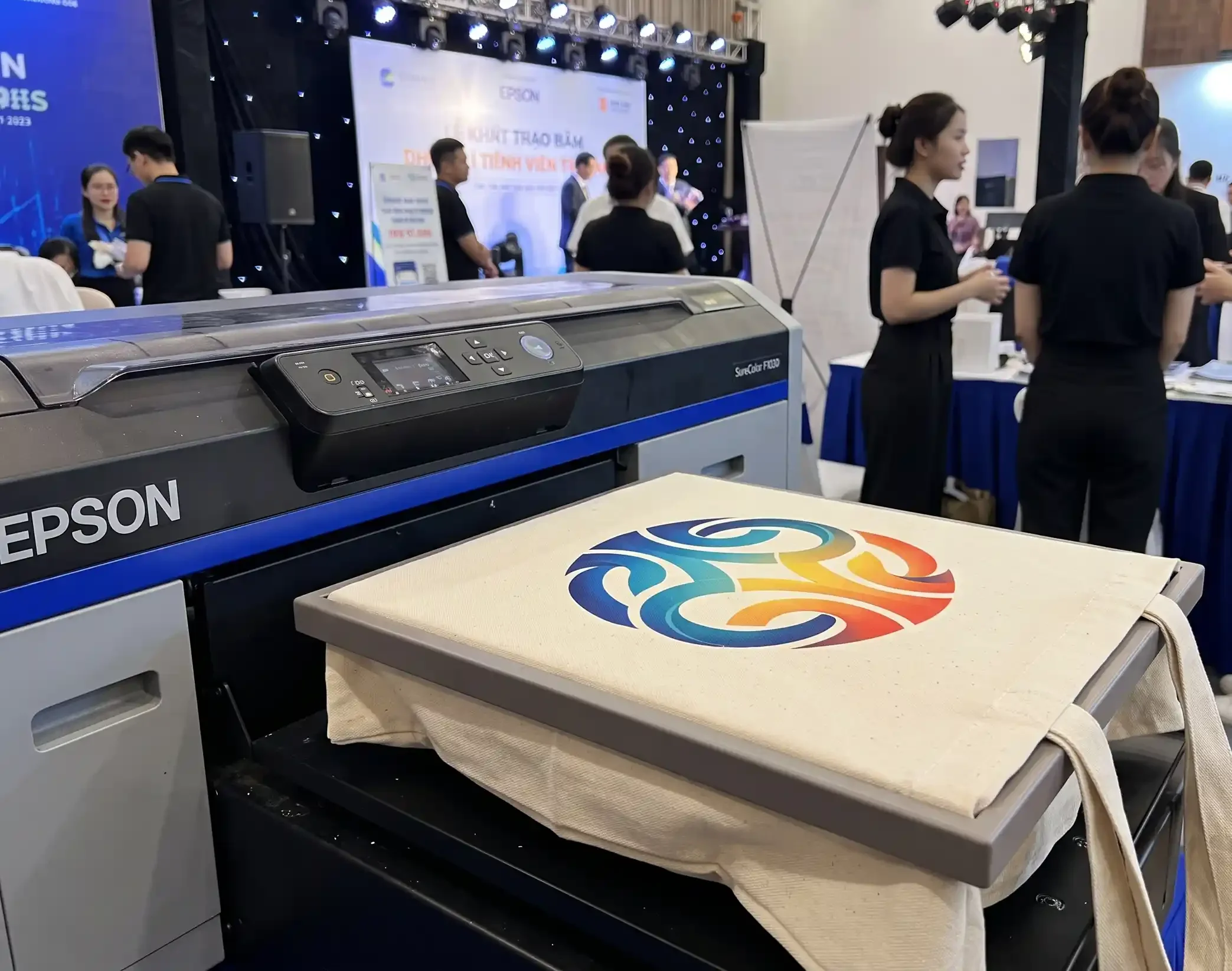 Máy in  DTG tại chỗ bảo vệ Brand Identify khi in logo lên túi Canvas