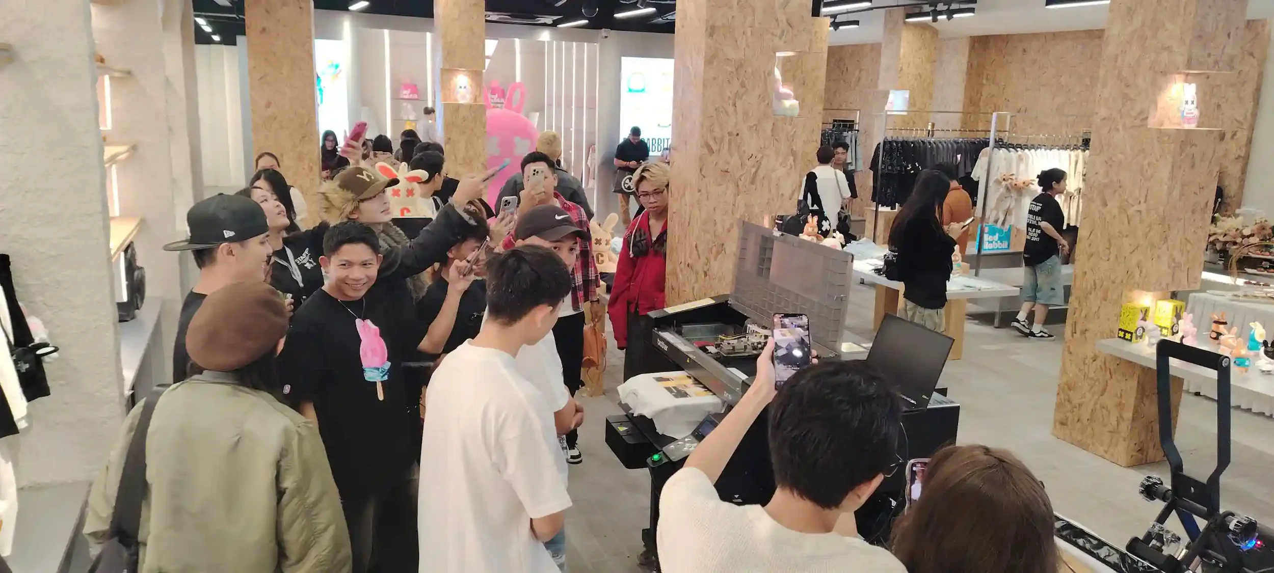 Trạm in áo thun trực tiếp tại sự kiện Pop-up cửa hàng Bad Rabbit TP.HCM bởi Bros United