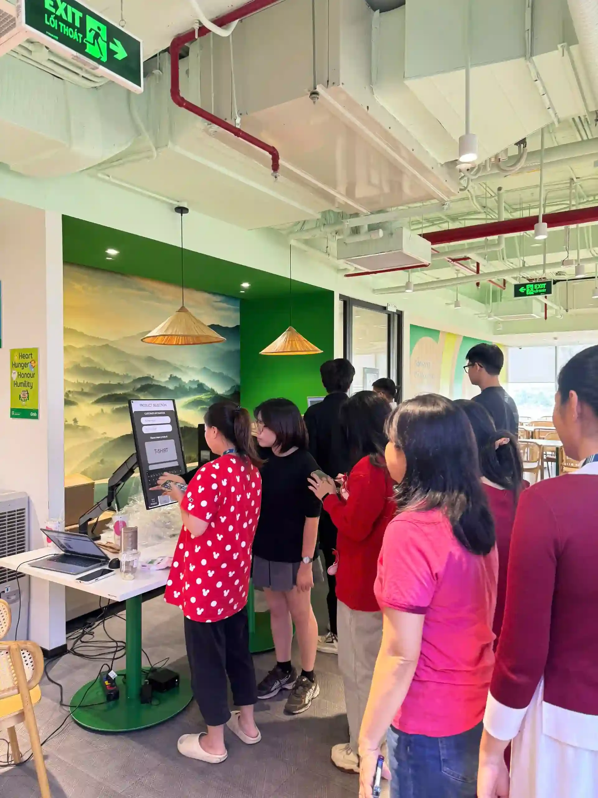 Trạm BLab tự thiết kế và in áo thun trực tiếp tại sự kiện Grab TP.HCM bởi Bros United