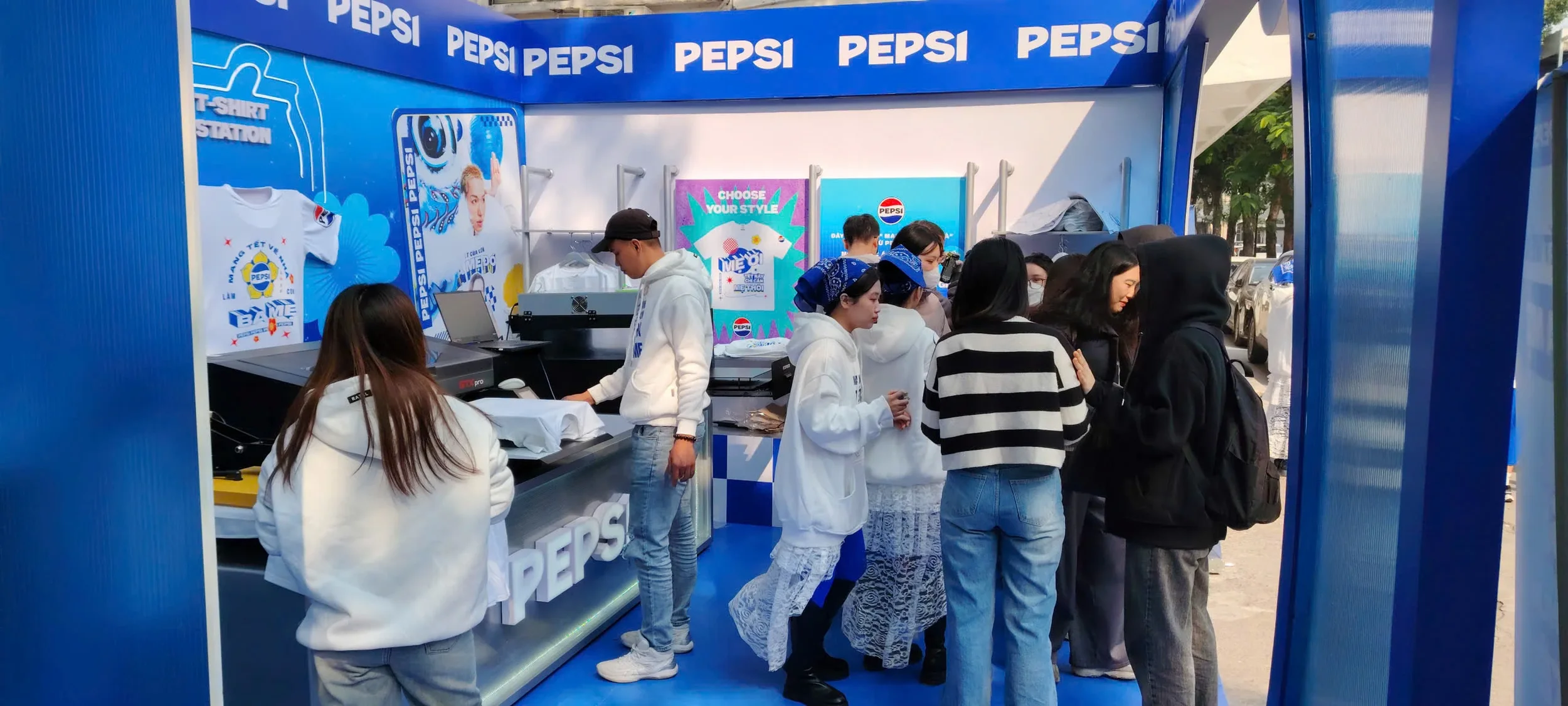 Trạm in áo thun trực tiếp của Bros United tại sự kiện Pepsi Mang Tết Về Nhà Làm Con Ba Mẹ Activation 2025
