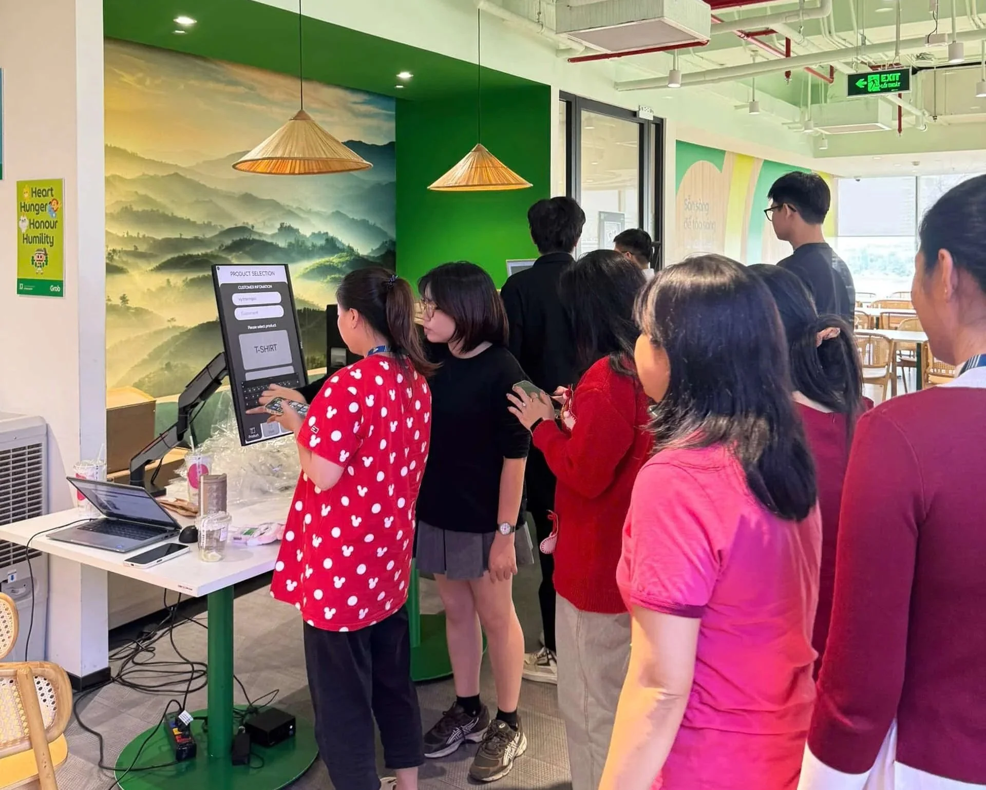 Triển khai in áo thun và túi canvas trực tiếp tại sự kiện Pop-up Activation của Grab HCM, thực hiện bởi Bros United