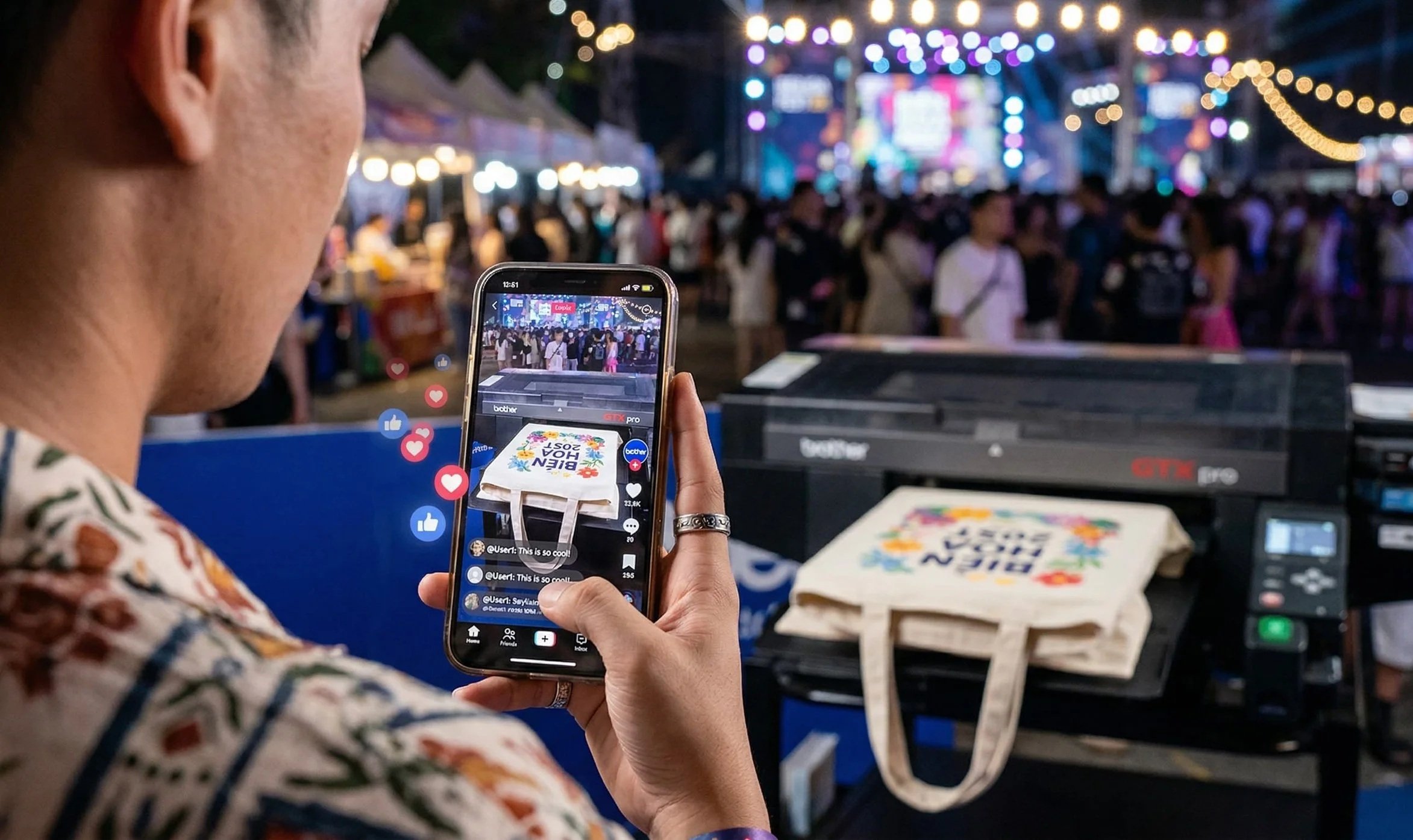 Khách hàng dùng điện thoại quay video trạm in trực tiếp túi canvas để đăng mạng xã hội, giúp nhãn hàng tăng hiệu ứng Earned Media.