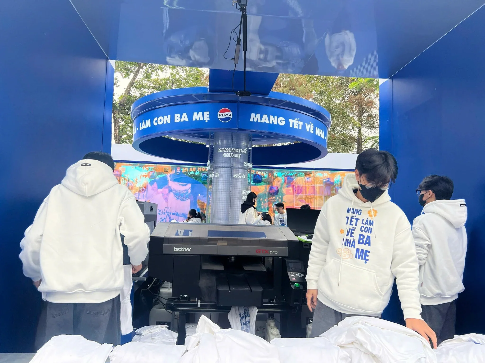 In áo trực tiếp Pepsi Tết 2025 tại Hồ Hoàn Kiếm bởi Bros United