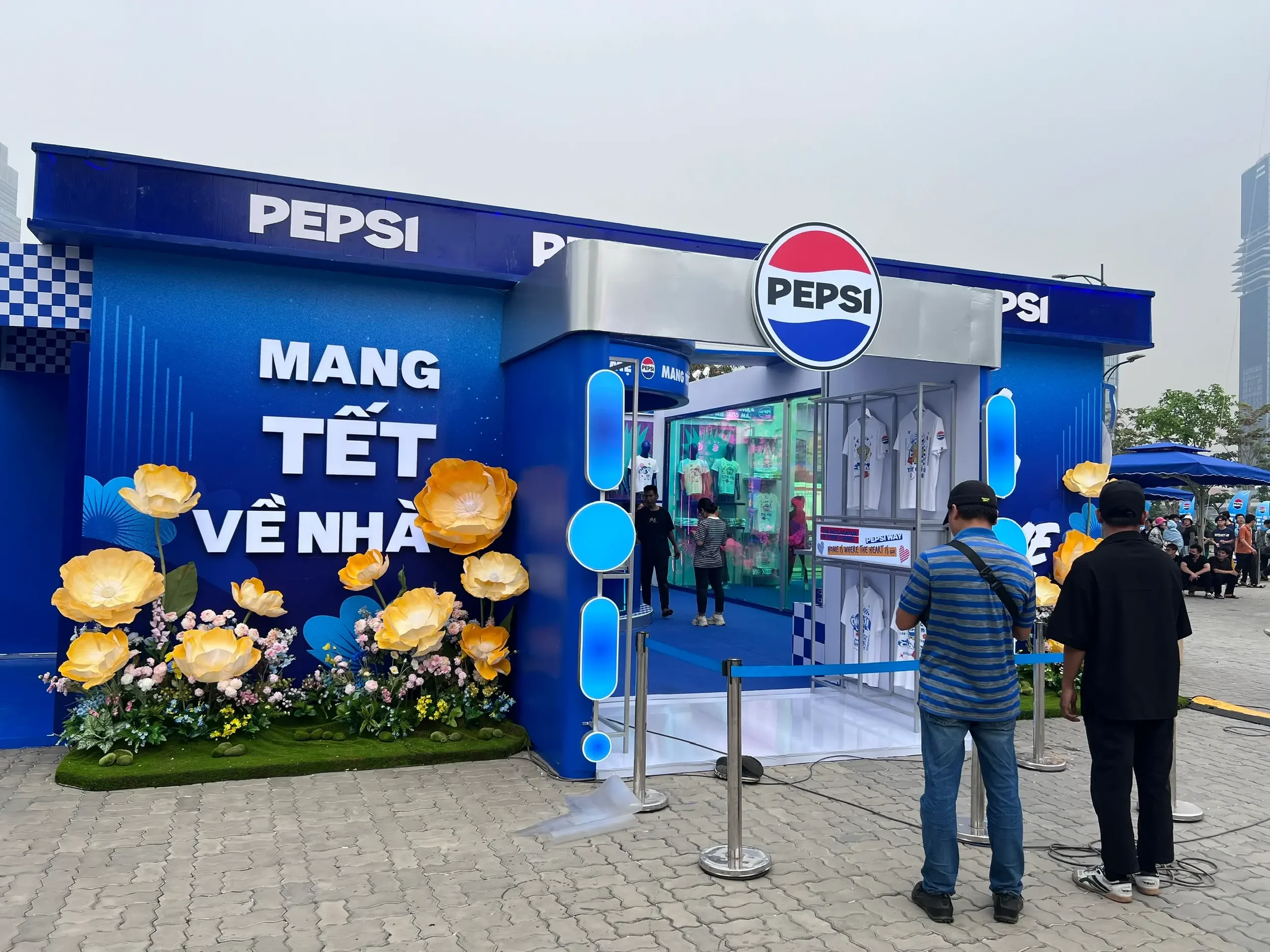 In áo trực tiếp tại Pepsi Tết, Công Viên Bờ Sông Sài Gòn bởi Bros United
