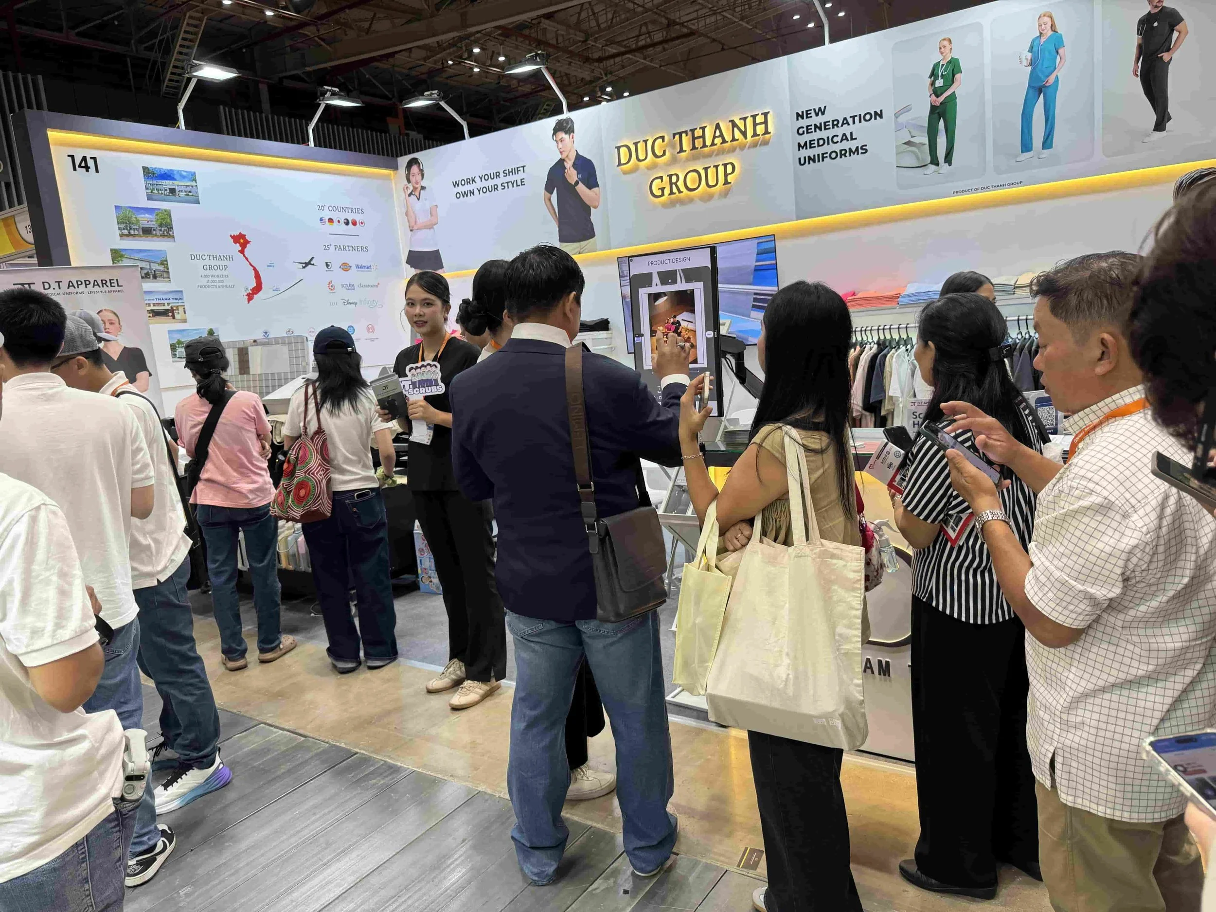 Khách hàng sử dụng ứng dụng BLab quét mã QR trên điện thoại để  tải ảnh cá nhân và tự thiết kế artwork, biến thời gian chờ in áo sự kiện thành trải nghiệm cá nhân hóa.