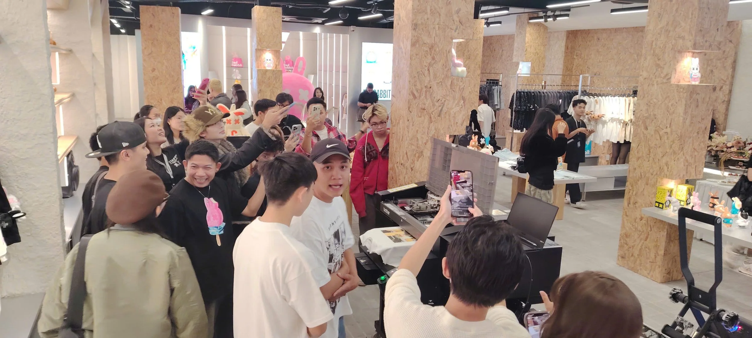 In áo thun trực tiếp tại sự kiện khai trương cửa hàng thời trang Bad Rabbit HCM, thực hiện bởi Bros United