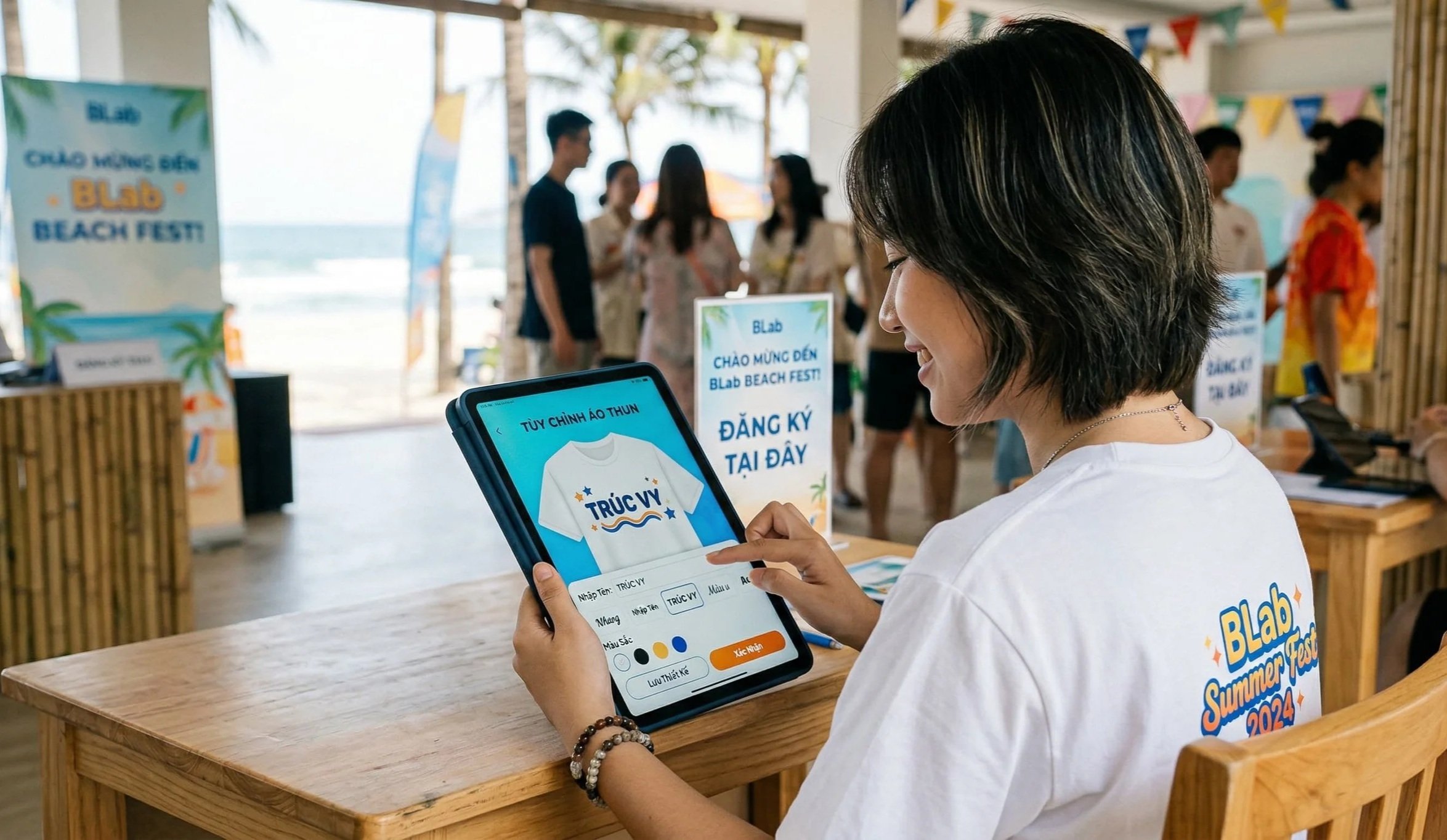 Nhân viên Gen Z hào hứng tự thiết kế áo thun cá nhân hóa trên ứng dụng iPad tại trạm in sự kiện BLab.