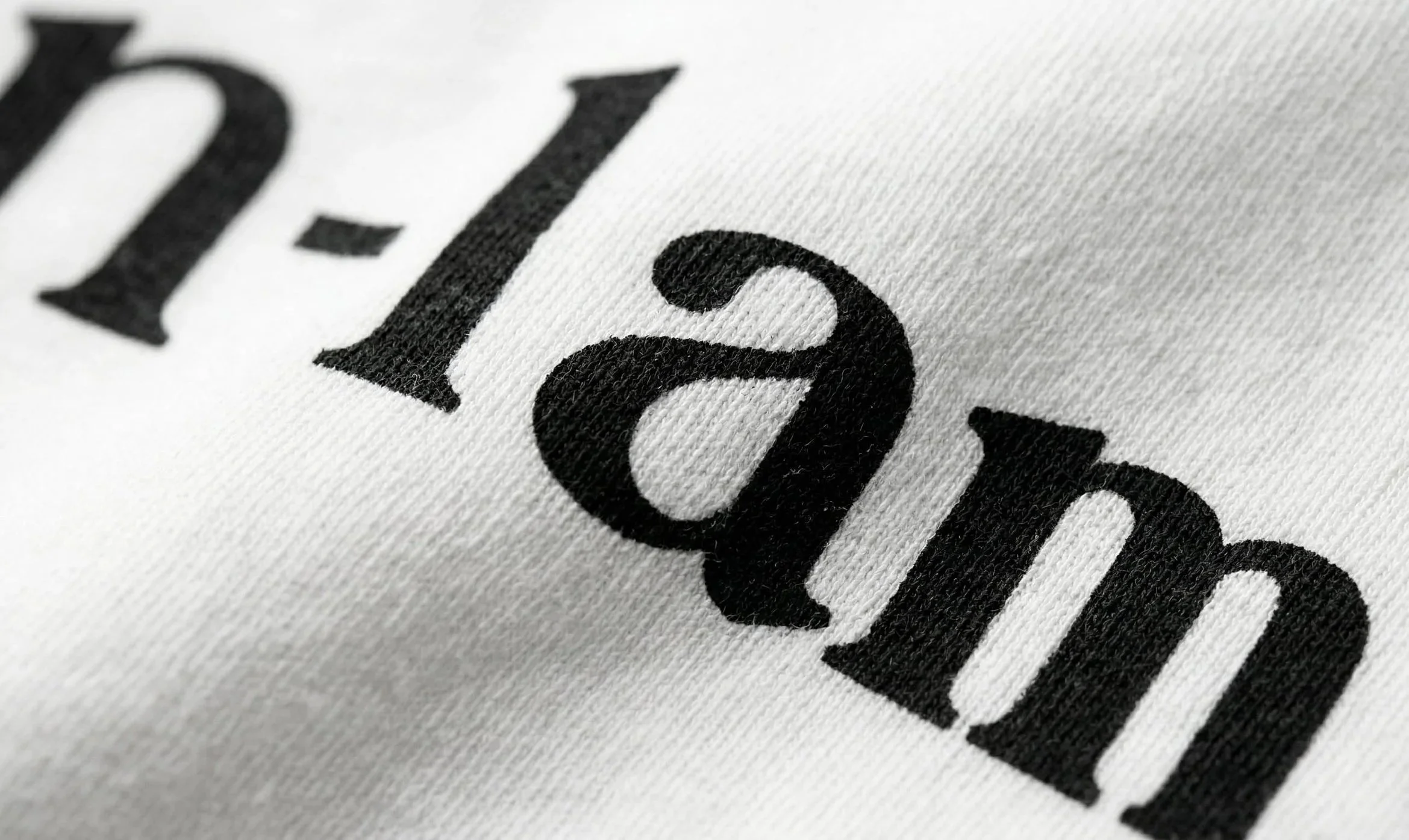 Cận cảnh chất vải áo thun 100% cotton premium Dream Tomorrow và công nghệ in kỹ thuật số thấm sâu mềm mịn, không bong tróc.