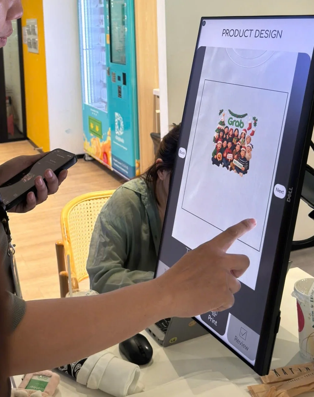 Khách hàng trải nghiệm upload hình cá nhân bằng mã QR để in áo thun trực tiếp tại sự kiện