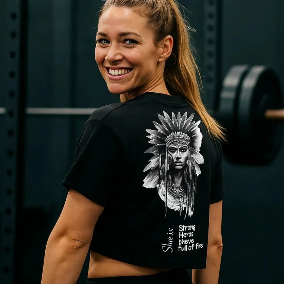 Cropped T-shirt &ndash; She is Strong

Denne croppede t-skjorten fra No Excuses Activewear er mer enn et plagg &ndash; den er en p&aring;minnelse om hvem du er.

🔹 Design:
Sort cropped tee med kraftfullt motiv av en kvinne med tradisjonell fj&aelig;