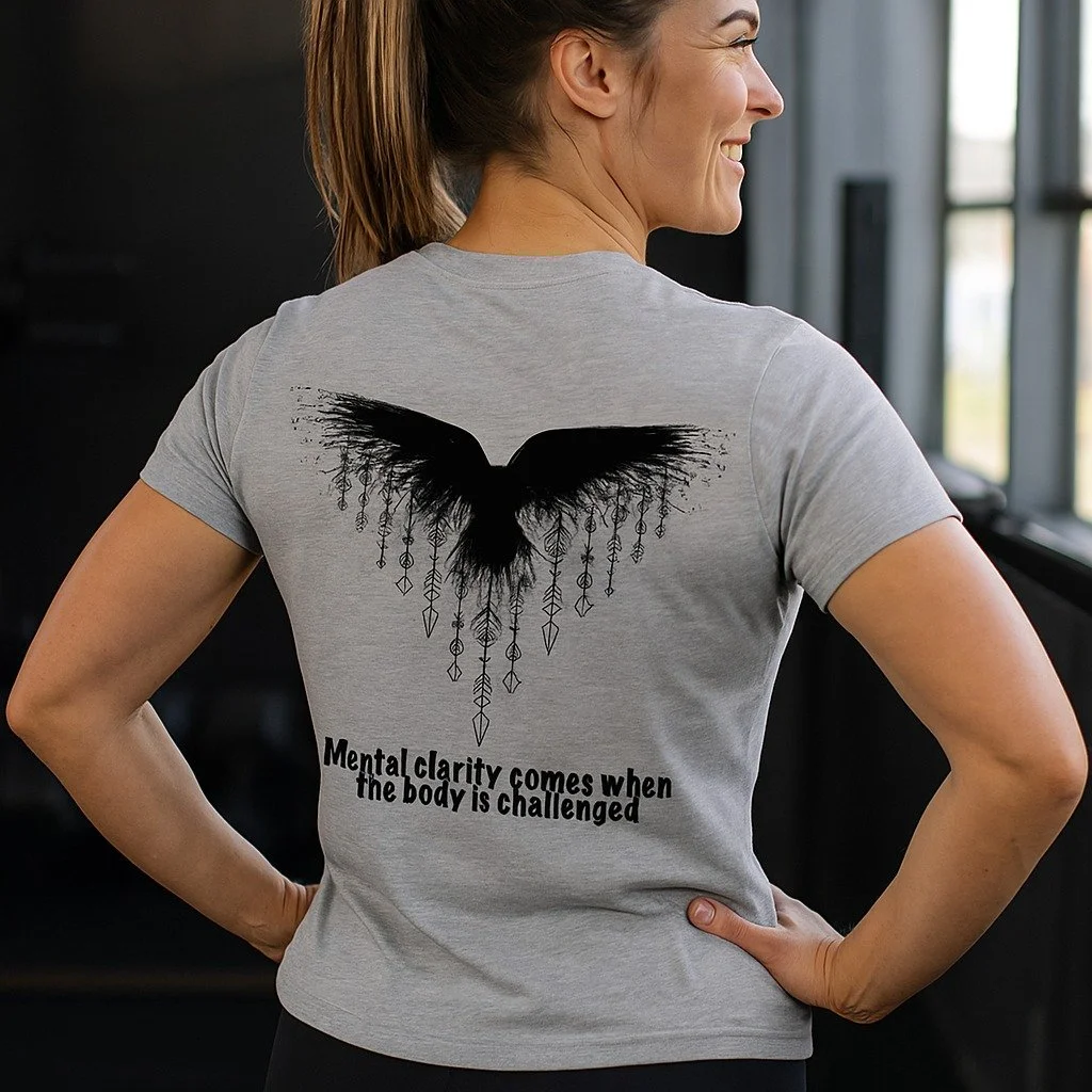 &quot;Mental Clarity&quot; Motivational T-skjorte

Sterk kropp. Skarpere sinn.

Denne T-skjorten handler om mer enn stil &ndash; den b&aelig;rer et budskap som treffer dypt:

&ldquo;Mental clarity comes when the body is challenged&rdquo;

N&aring;r d